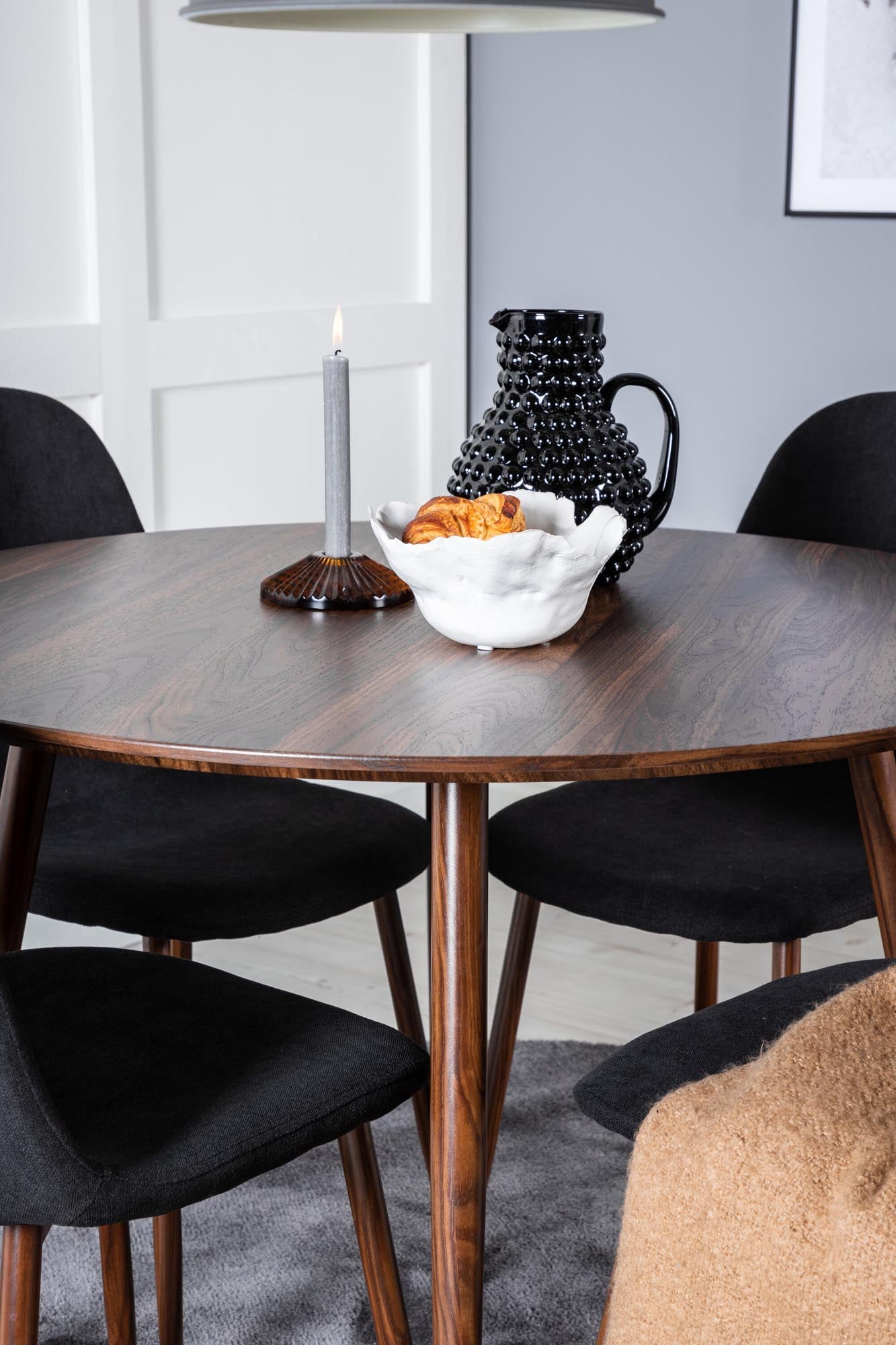 Erleben Sie das Plaza Esszimmerset + Polar: Ein eleganter runder Tisch mit 4 luxuriösen Samtstühlen, ideal für gesellige Runden und stilvolle Essbereiche.