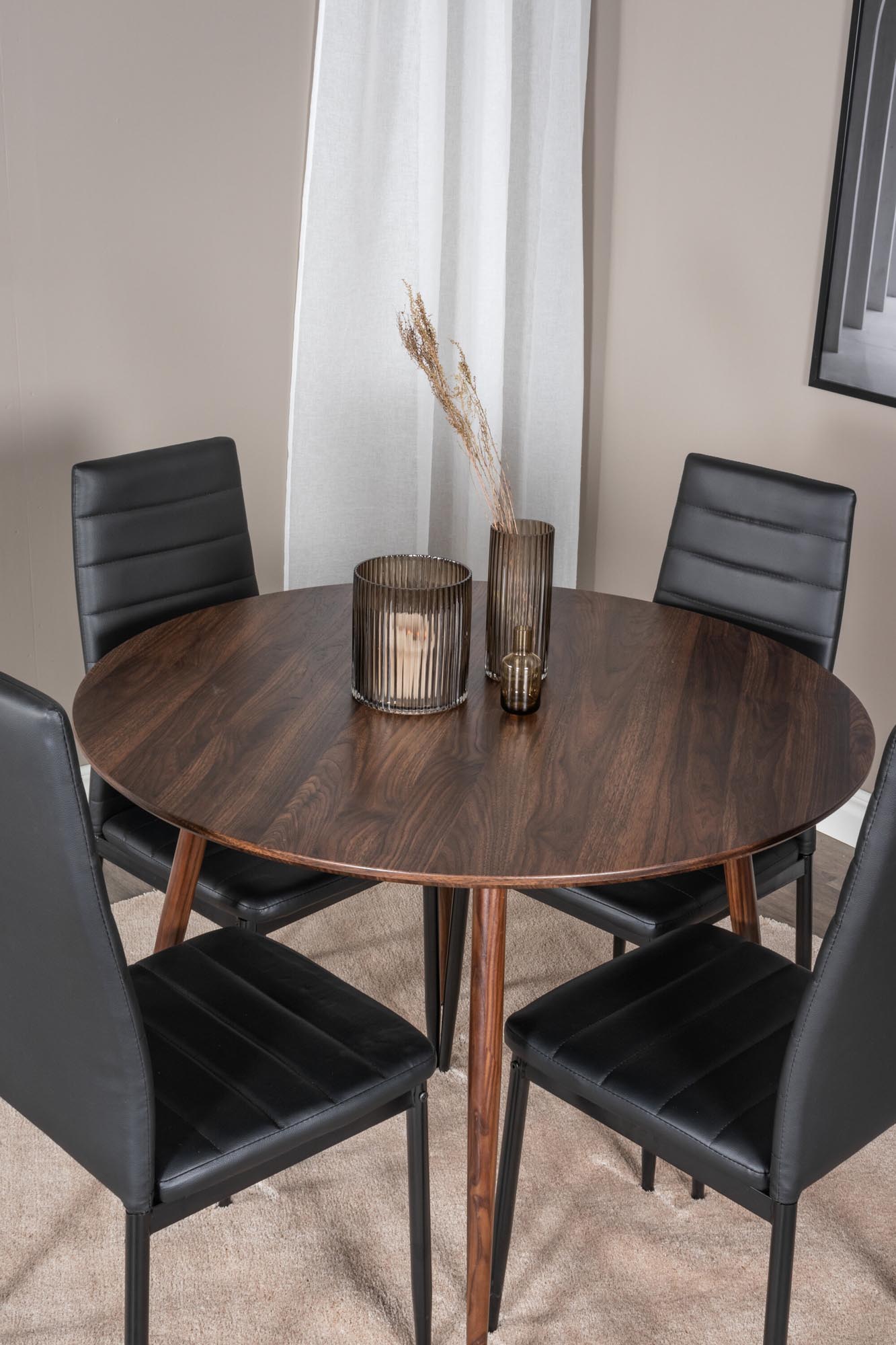 Stilvolles Plaza Esszimmerset mit rundem Tisch und 4 Stühlen.