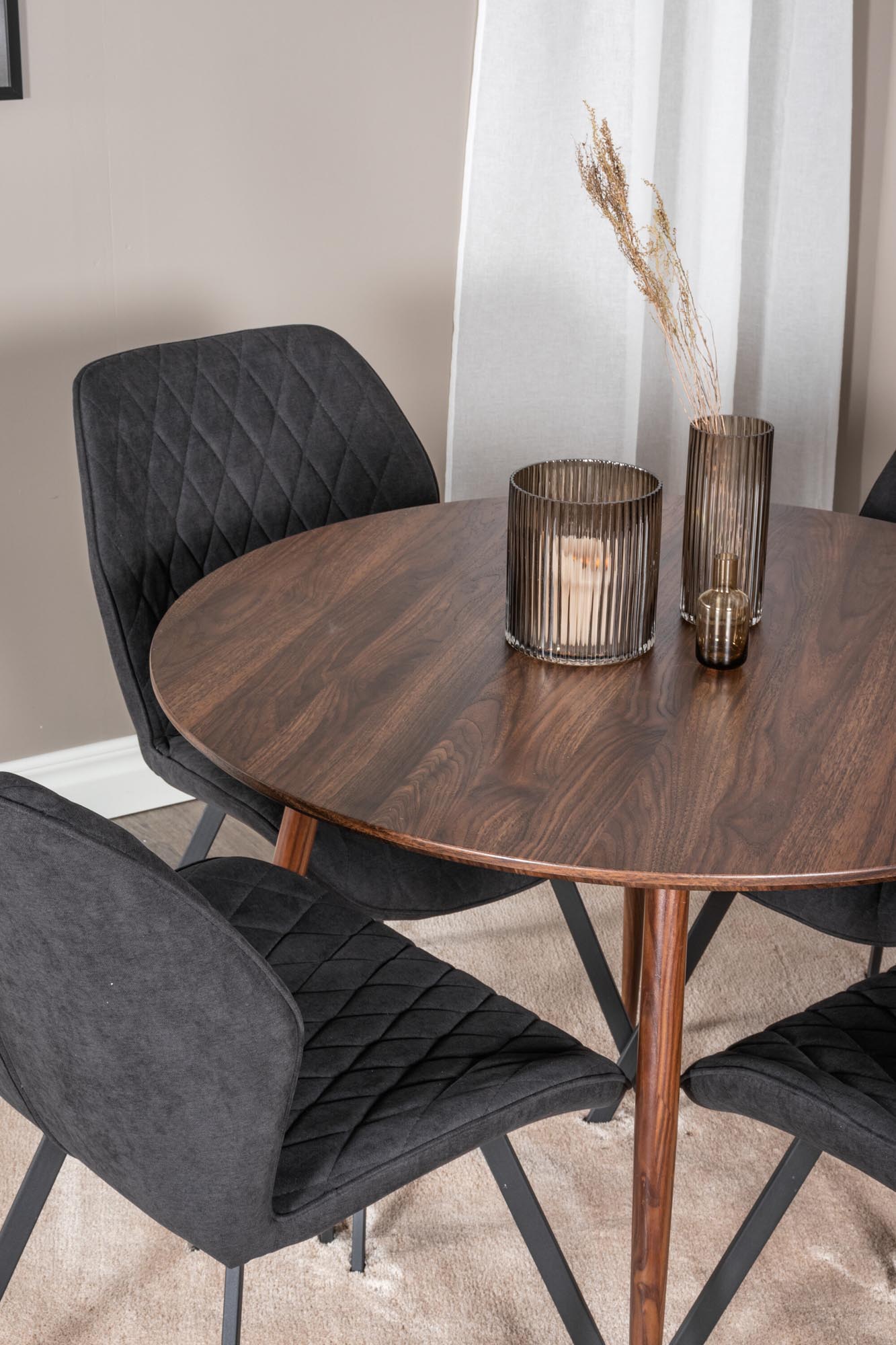 Stilvolles Plaza Esszimmerset mit runden Gemma Stühlen: Ideal für gesellige Abende und elegante Esszimmergestaltung.