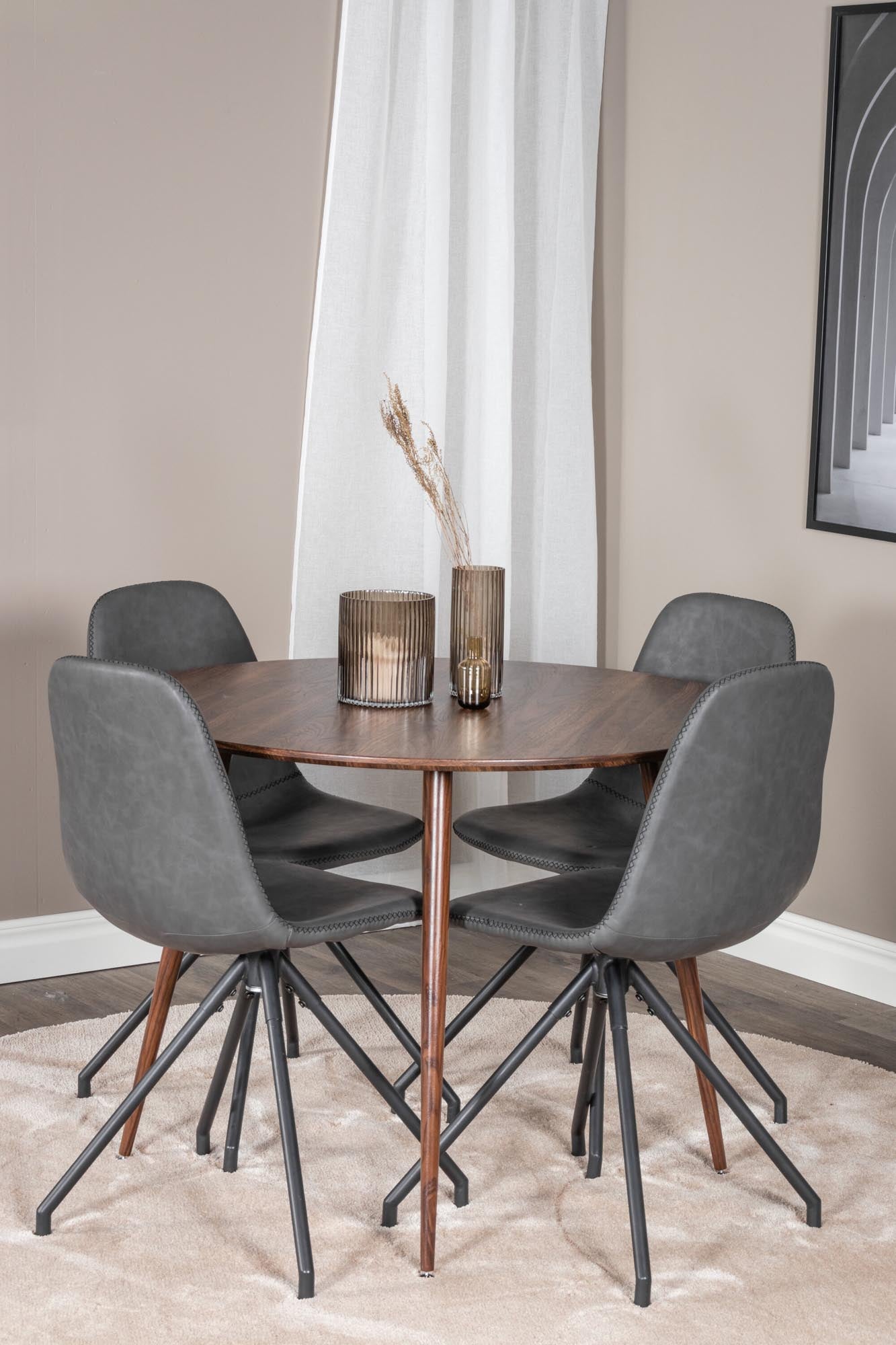 Genießen Sie stilvolle Essensrunden mit dem Plaza Esszimmerset von Venture Home: runder Tisch (100 cm) und 4 bequeme Samtstühle für Ihr Zuhause.