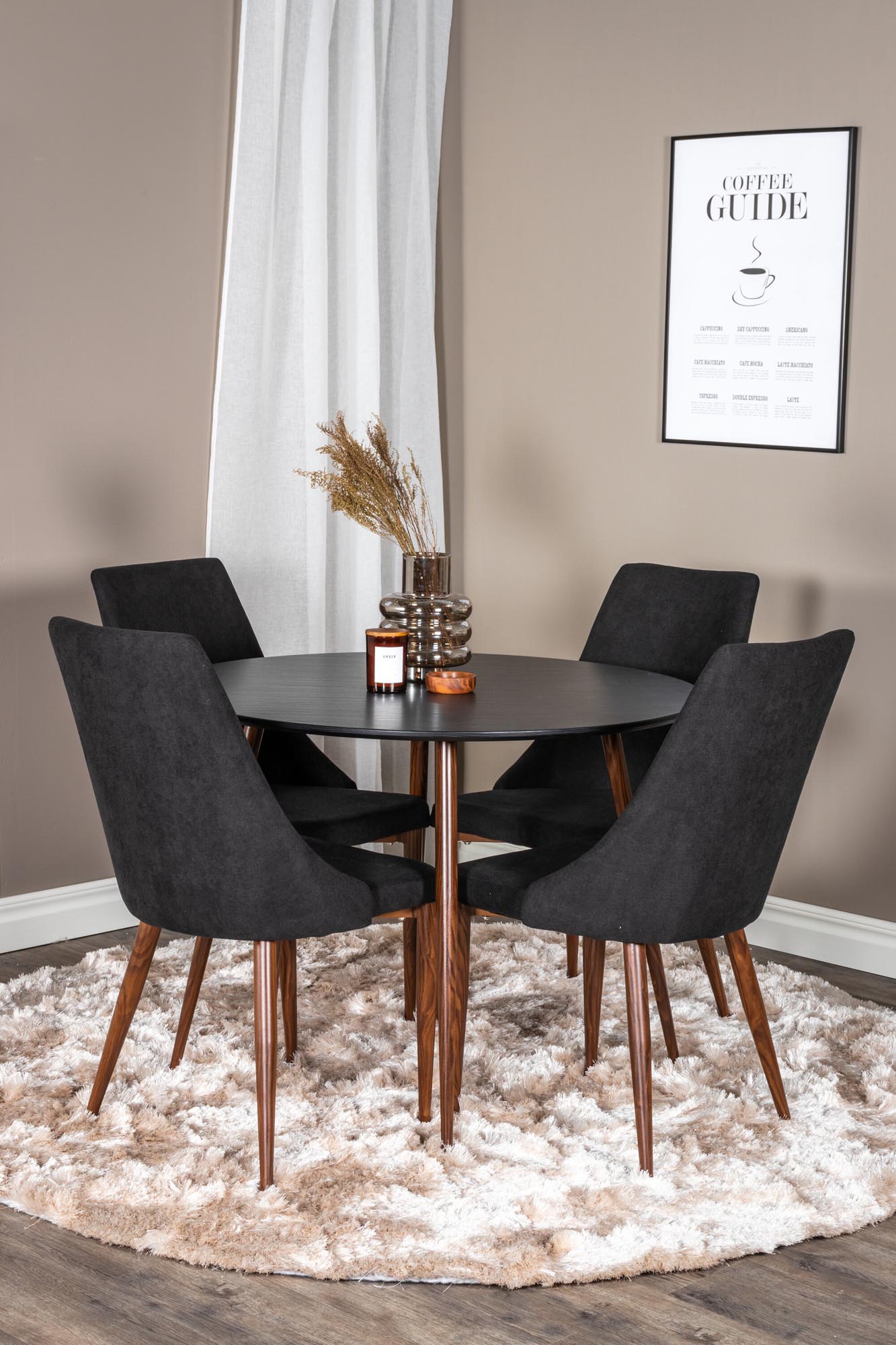 Erleben Sie das Plaza Esszimmerset + Leone von Venture Home: eleganter runder Tisch mit 4 komfortablen Stühlen für unvergessliche Momente.