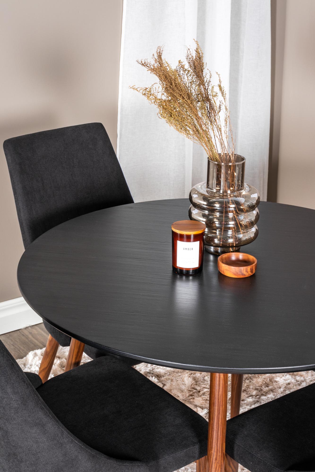 Stilvolles Plaza Esszimmerset mit runden Tisch (100cm) und 4 bequemen Leone-Stühlen. Perfekt für gesellige Abende und modernes Wohnen.