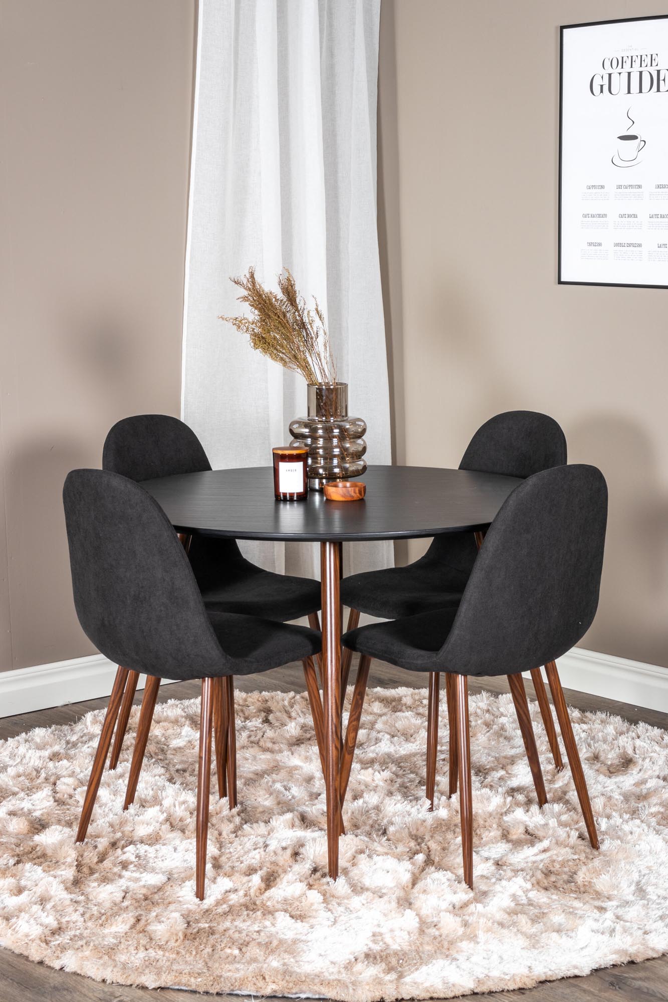 Entdecken Sie das Plaza Esszimmerset + Polar: Ein runder 100 cm Tisch und 4 stilvolle Samtstühle für gemütliche Runden und elegantes Ambiente.