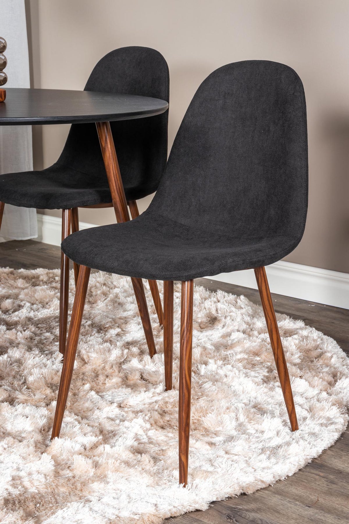 Plaza Esszimmerset + Polar ⌀100cm/4St. in Schwarz / Braun präsentiert im Onlineshop von KAQTU Design AG. Esszimmerset ist von Venture Home