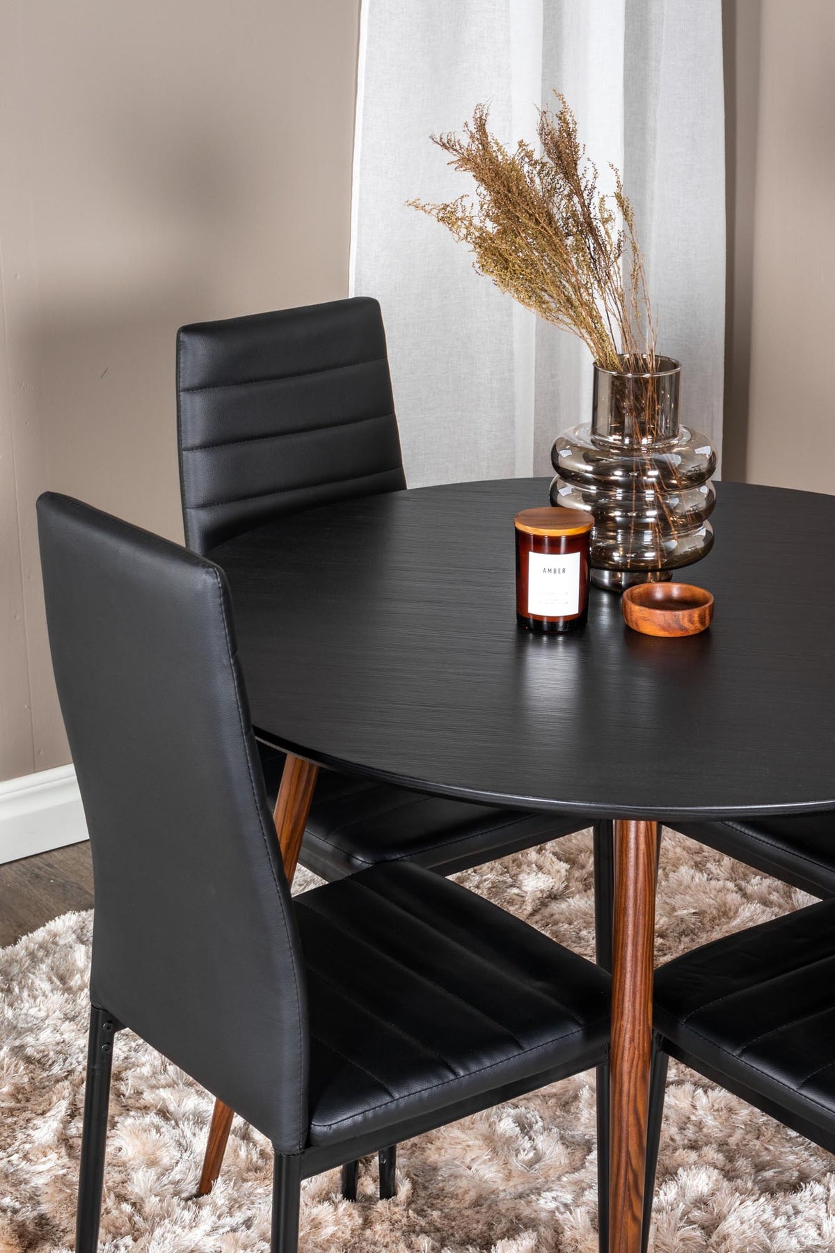 Plaza Esszimmerset + Slim ⌀100cm/4St. in Schwarz / Braun präsentiert im Onlineshop von KAQTU Design AG. Esszimmerset ist von Venture Home