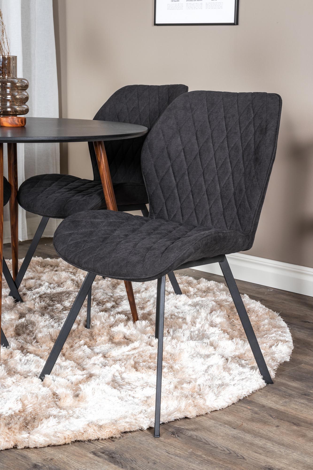 Stilvolles Plaza Esszimmerset mit runden Gemma Stühlen, ideal für gesellige Abende und elegante Essbereiche.