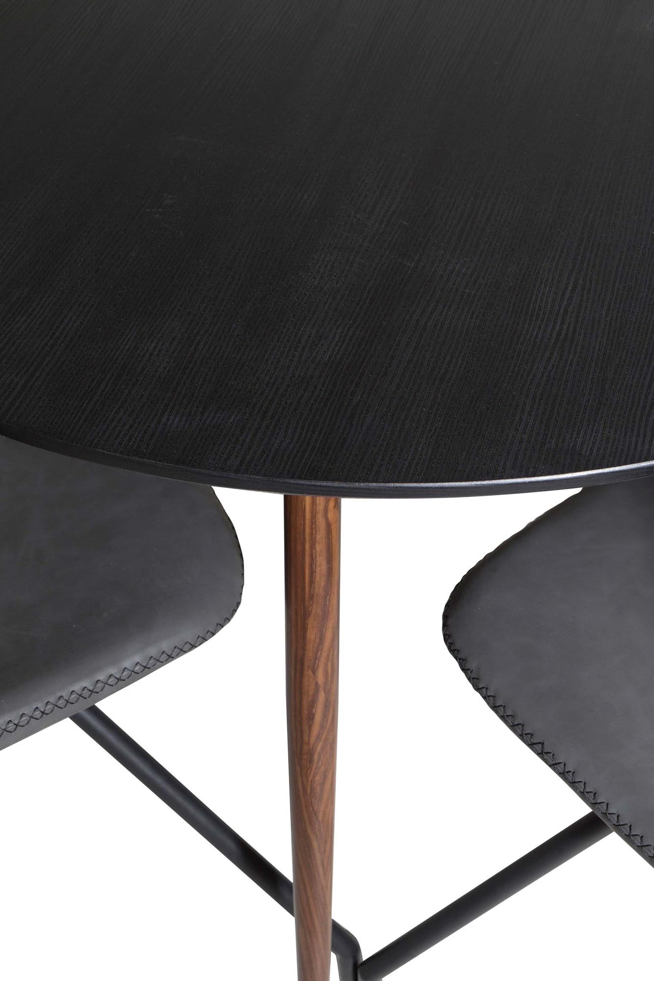 Stilvolles Plaza Esszimmerset von Venture Home: Runder 100 cm Tisch und 4 bequeme Samtstühle Polar für einladende Esszimmeratmosphäre.