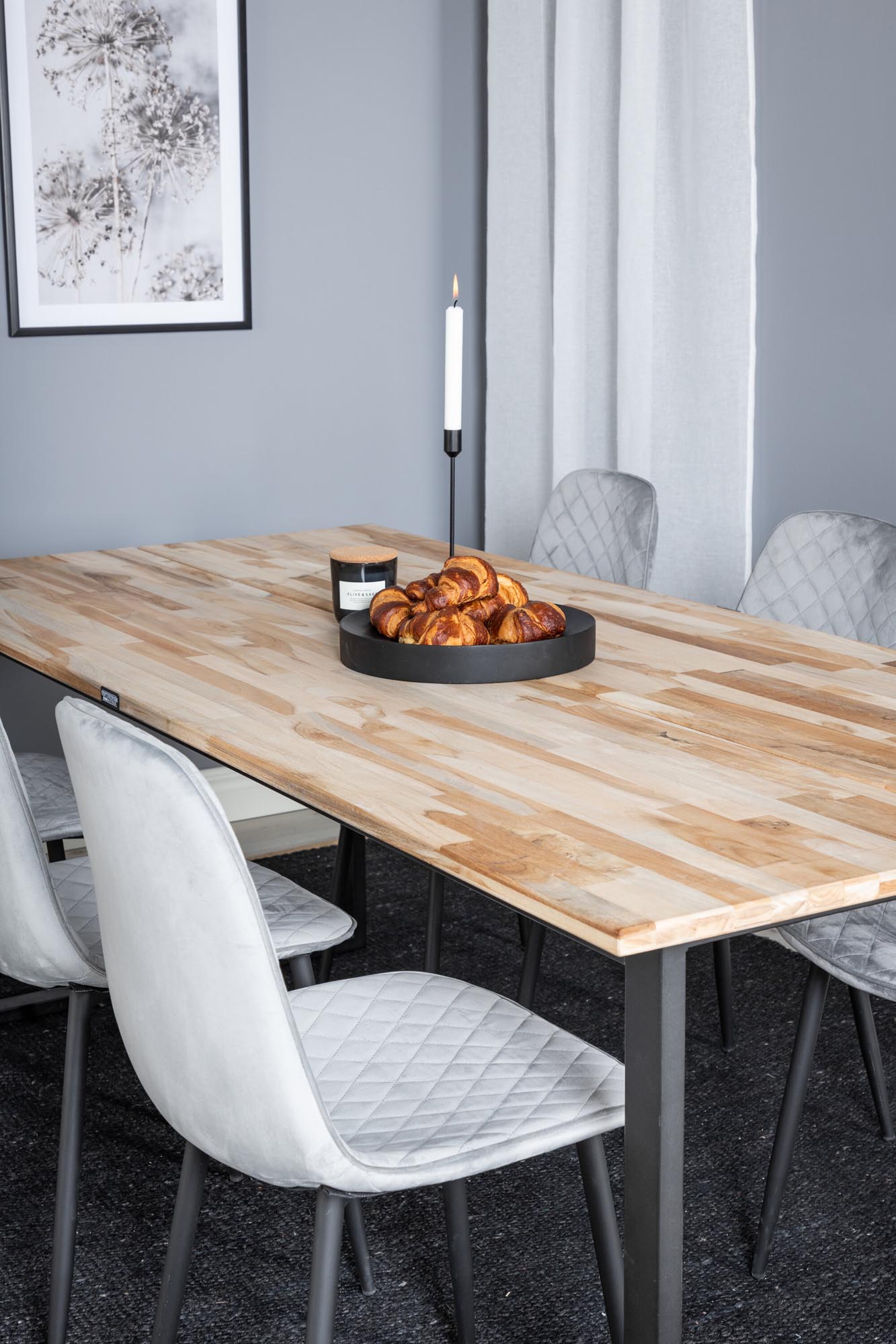 Elegantes Cirebon Esszimmerset: Perfekte Harmonie aus Stil und Komfort.