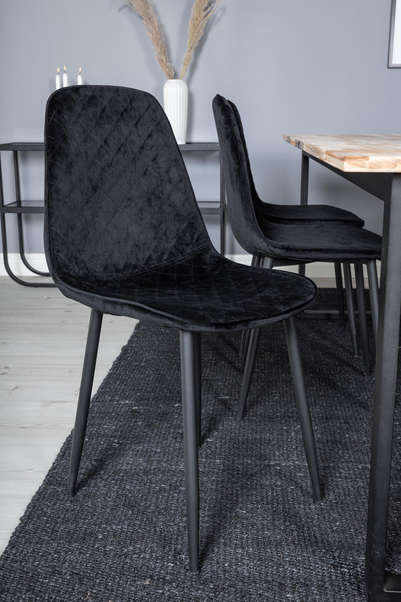 Stilvolles Cirebon Esszimmerset für moderne Wohnräume von Venture Home.