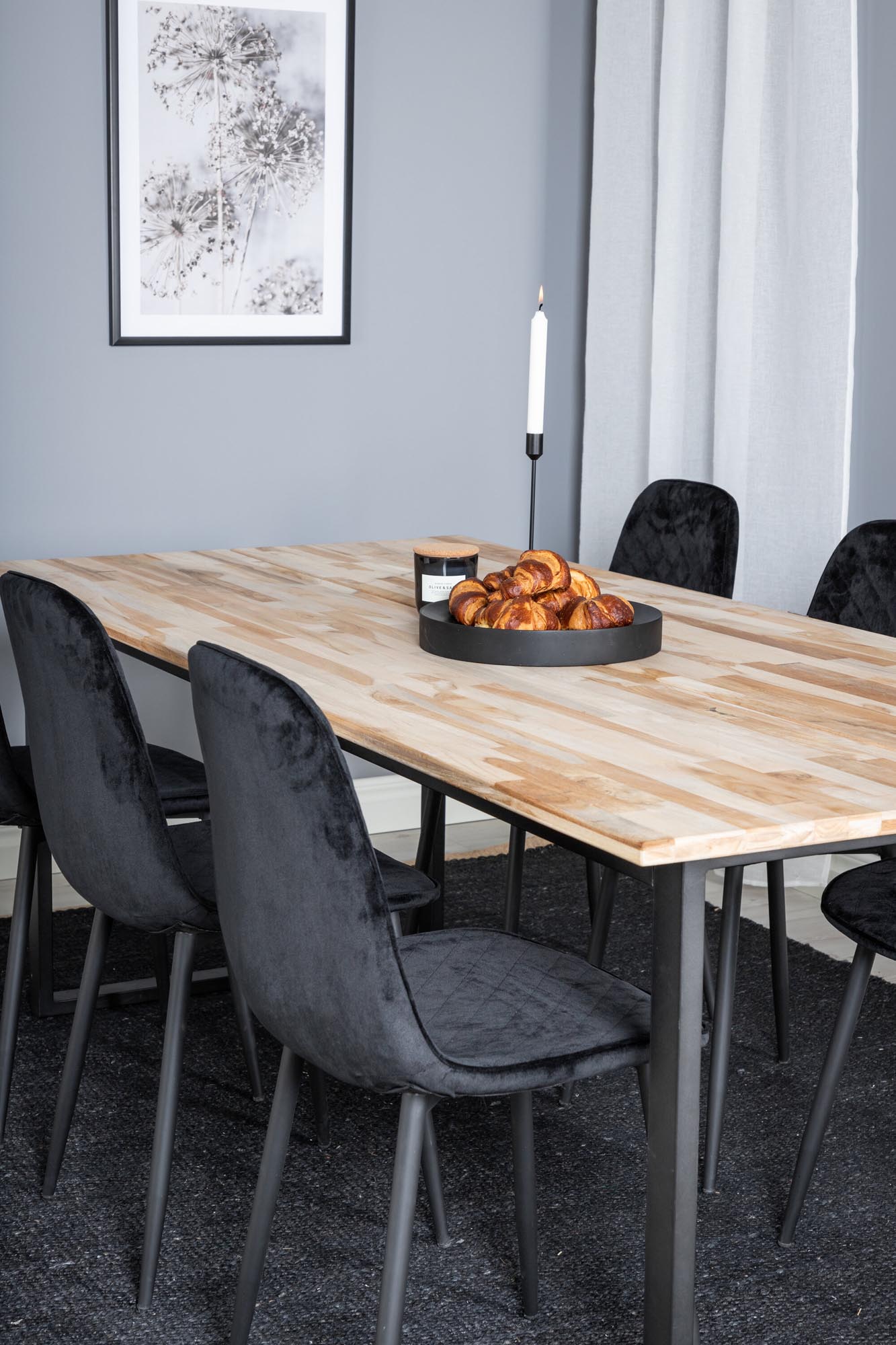 Elegantes Cirebon Esszimmerset mit luxuriösen Polar-Stühlen, ideal für gesellige Abende und stilvolle Essbereiche.