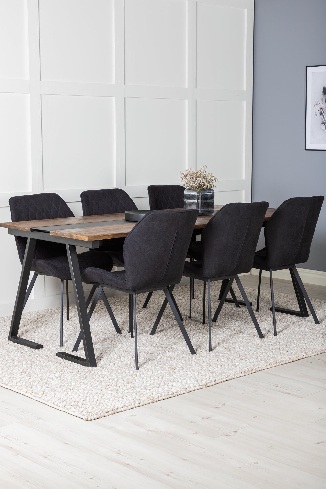 Entdecken Sie das Jakarta Esszimmerset: 200 cm Esstisch und 6 stilvolle Stühle, ideal für harmonische Momente mit Familie und Freunden.