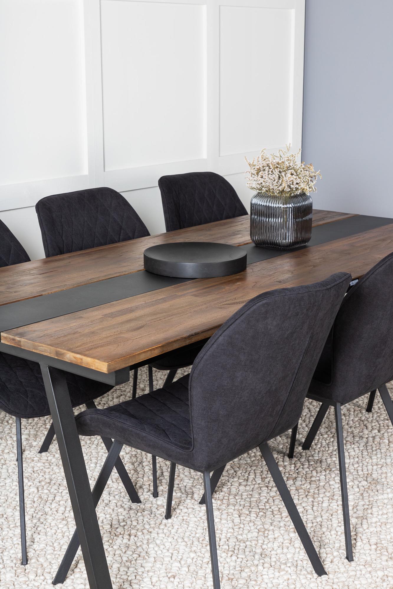 Venture Home: Jakarta Esszimmerset, stilvoll und funktional.