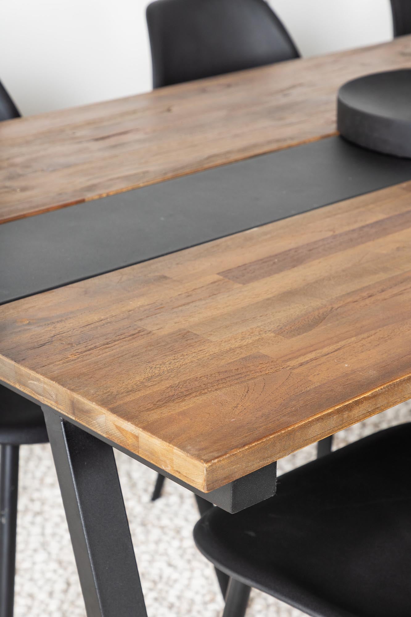 Elegantes Jakarta Esszimmerset mit 200 cm Tisch und 6 luxuriösen Samt-Stühlen. Ideal für gesellige Abende und stilvolle Esszimmergestaltung.