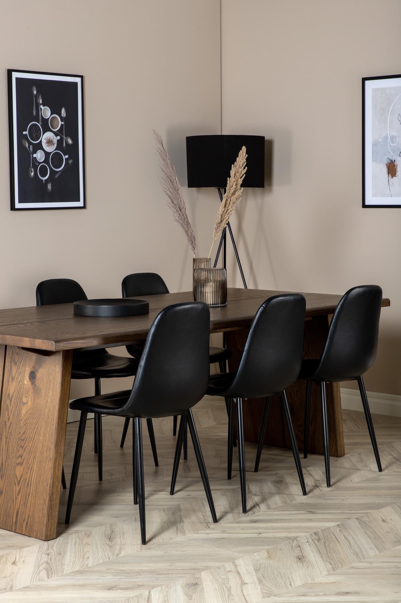 Rustikales Logger Esszimmerset mit ausziehbarem Tisch und bequemen Polar-Stühlen für gesellige Abende mit bis zu sechs Personen.