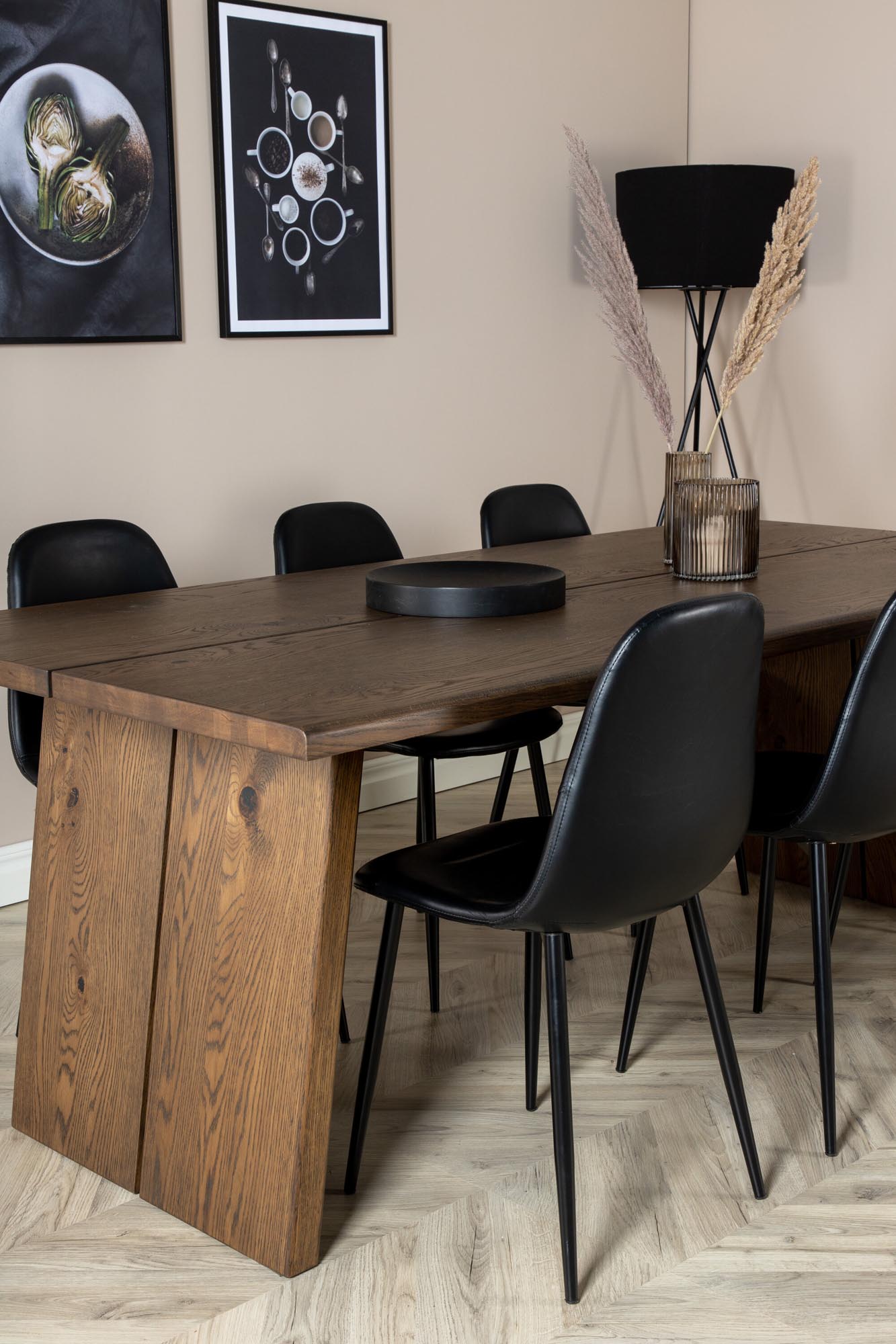 Elegantes Logger Esszimmerset mit 210 cm ausziehbarem Tisch und bequemen Polar-Stühlen, perfekt für gesellige Abende mit bis zu sechs Gästen.