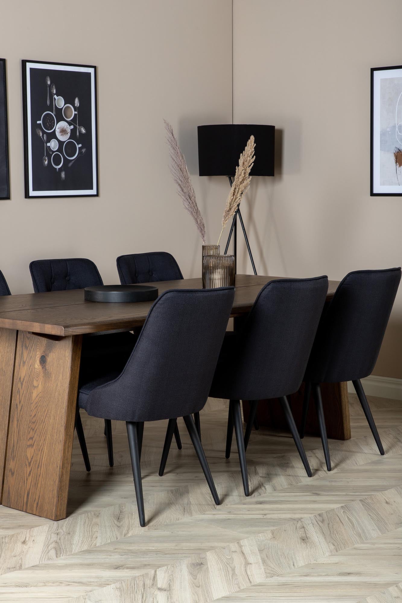 Erleben Sie das Logger Esszimmerset von Venture Home: 210 cm ausziehbarer Tisch in warmer Holzoptik, ergänzt durch 6 elegante Velvet-Stühle für unvergessliche Abende.