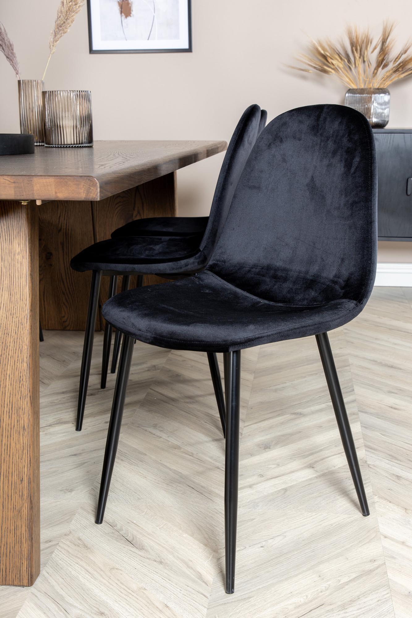 Stilvolles Logger Esszimmerset mit 210 cm ausziehbarem Tisch und ergonomischen Polar-Stühlen. Ideal für gemütliche Familienessen und festliche Anlässe.