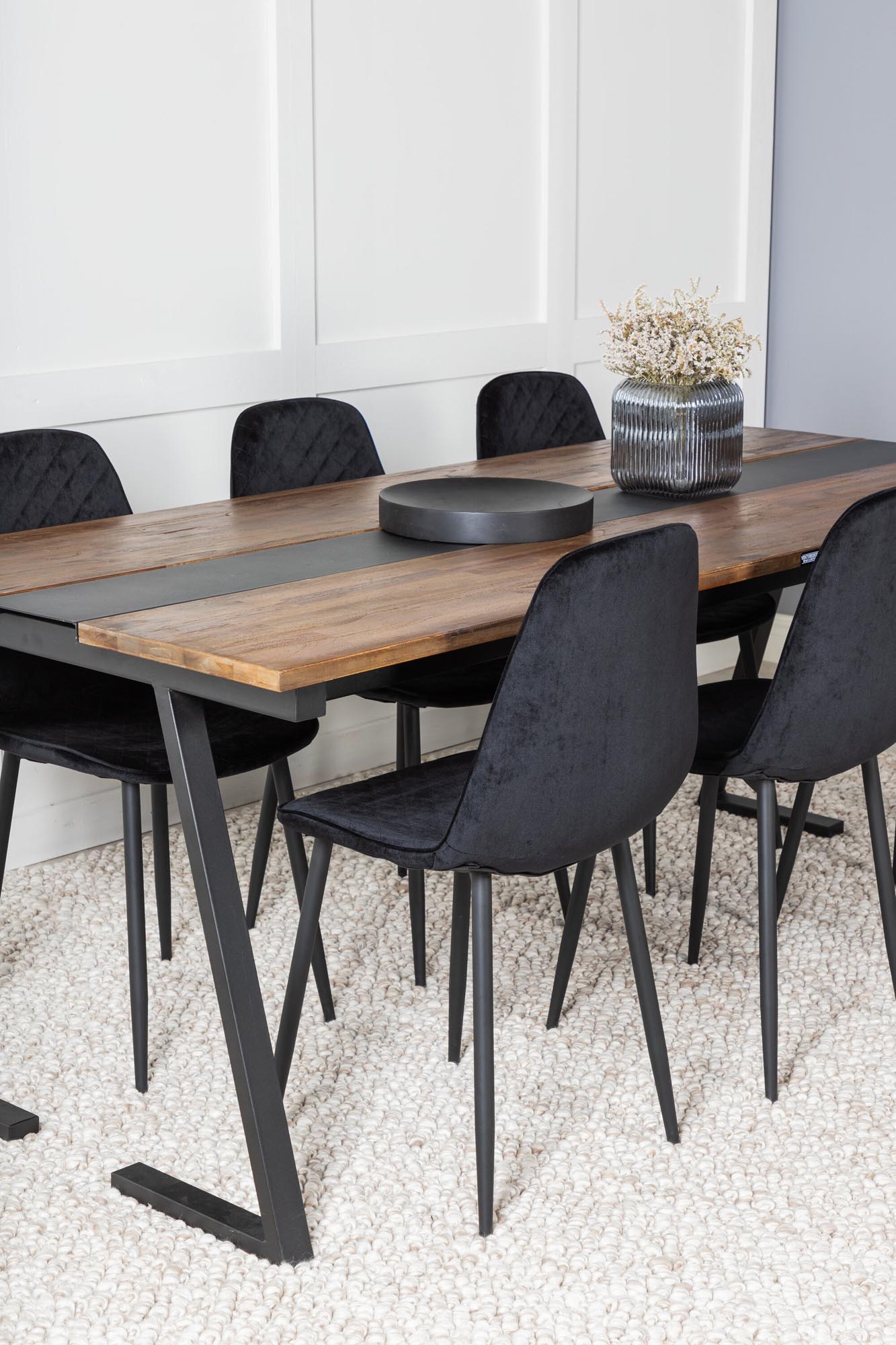 Stilvolles Jakarta Esszimmerset für gesellige Abende mit Freunden.