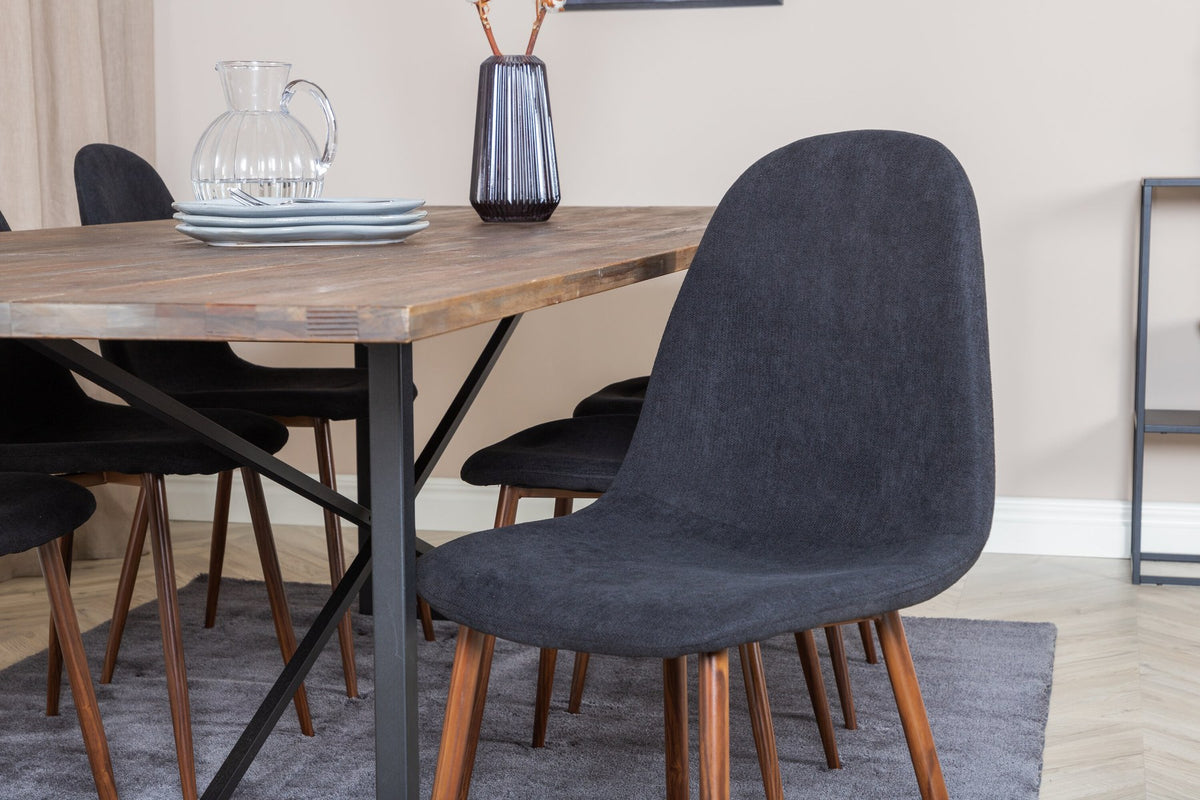 Esstisch mit Teak-Tischplatte in Natur und Stahlgestell, dazu Stühle mit schwarzem Stahlrahmen und grauem Polyester-Samt-Bezug.