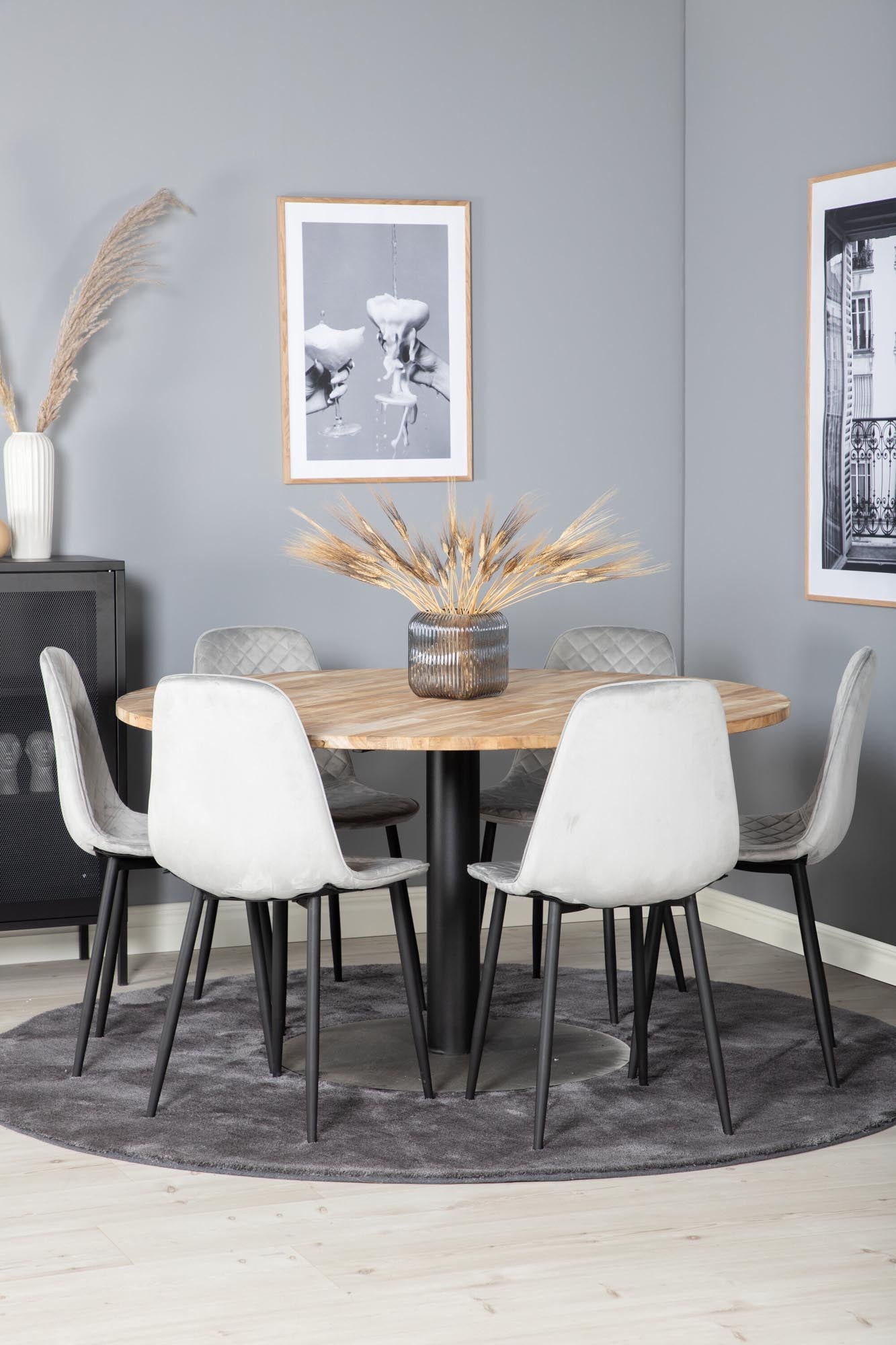 Stilvolles Cirebon Esszimmerset mit runden Tisch (⌀140cm) und 6 bequemen Polar Samtstühlen. Perfekt für gesellige Abende und modernes Wohnen.