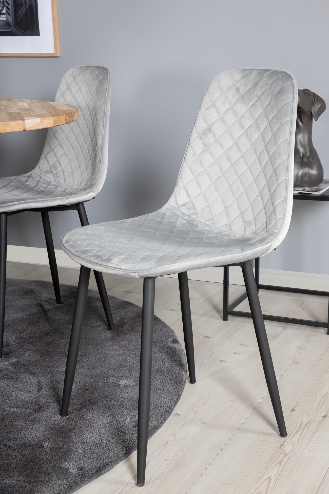 Stilvolles Cirebon Esszimmerset mit rundem Tisch (⌀140cm) und 6 bequemen Polar Stühlen aus pflegeleichtem Samt. Perfekt für gesellige Abende!