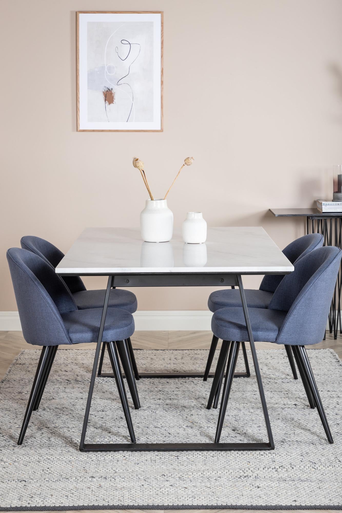 Entdecken Sie das Estelle Esszimmerset von Venture Home: Ein 140 cm großer Tisch kombiniert mit eleganten blauen Velvet-Stühlen für stilvolle Essmomente.