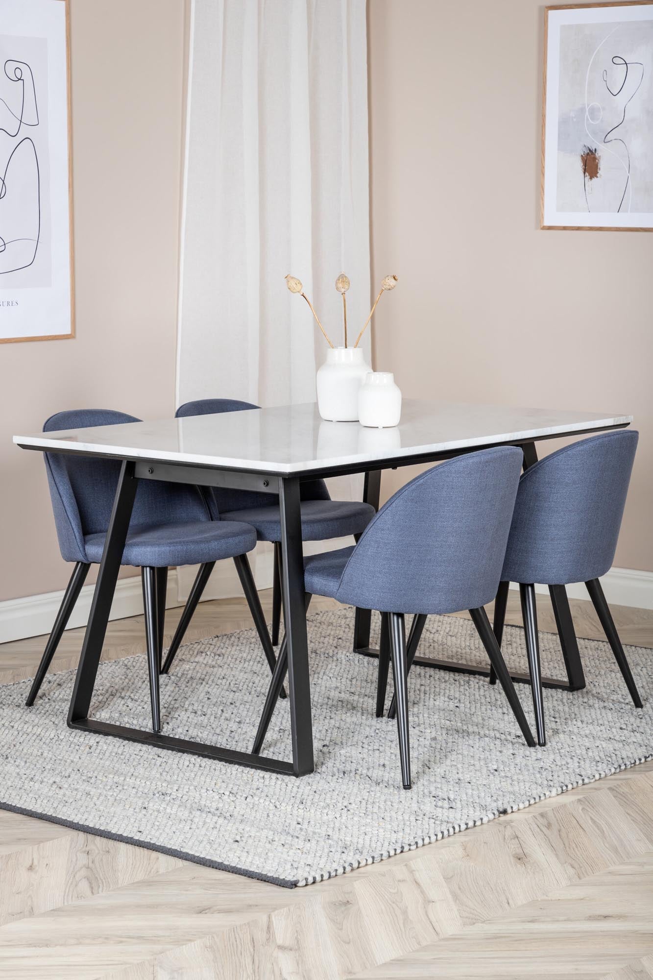 Entdecken Sie das Estelle Esszimmerset von Venture Home: Moderner 140 cm Esstisch und stilvolle Velvet-Stühle für gesellige Momente.