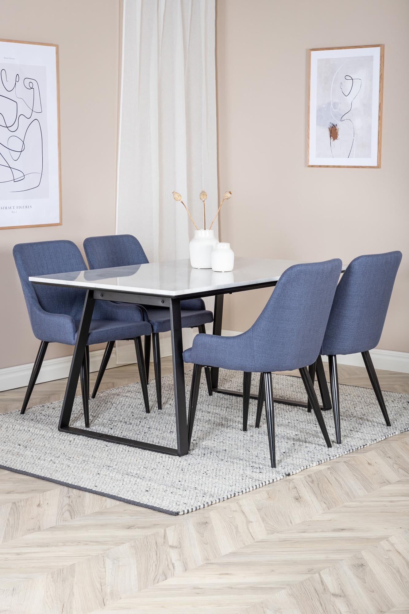 Modernes Esszimmerset Estelle: 140 cm Tisch und bequeme Plaza-Stühle für stilvolle Mahlzeiten und einladende Atmosphäre.