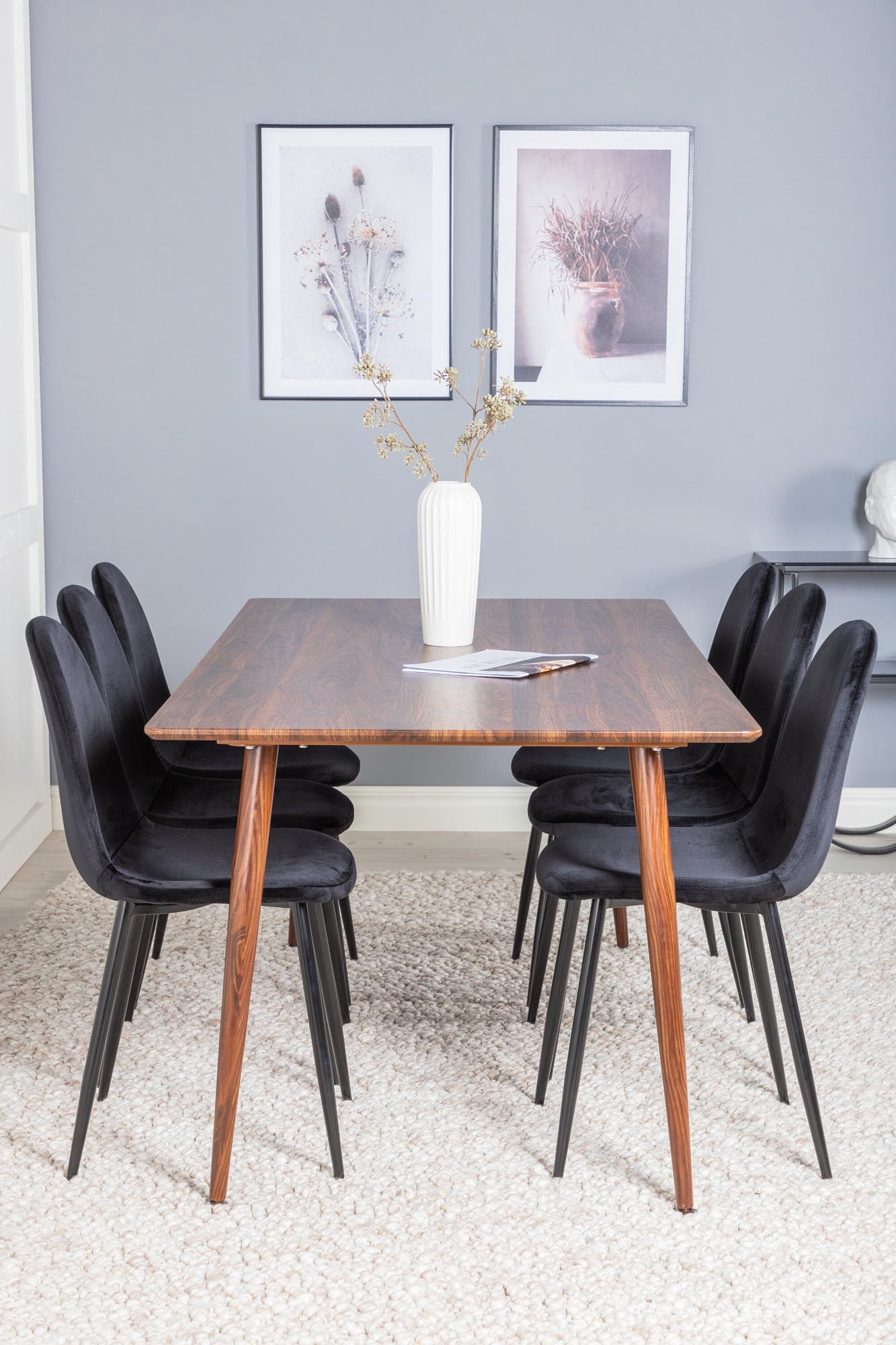 Erleben Sie das Polar Esszimmerset von Venture Home: Ein 180 cm langer Esstisch für gesellige Runden und stilvolle Samtstühle für höchsten Komfort.