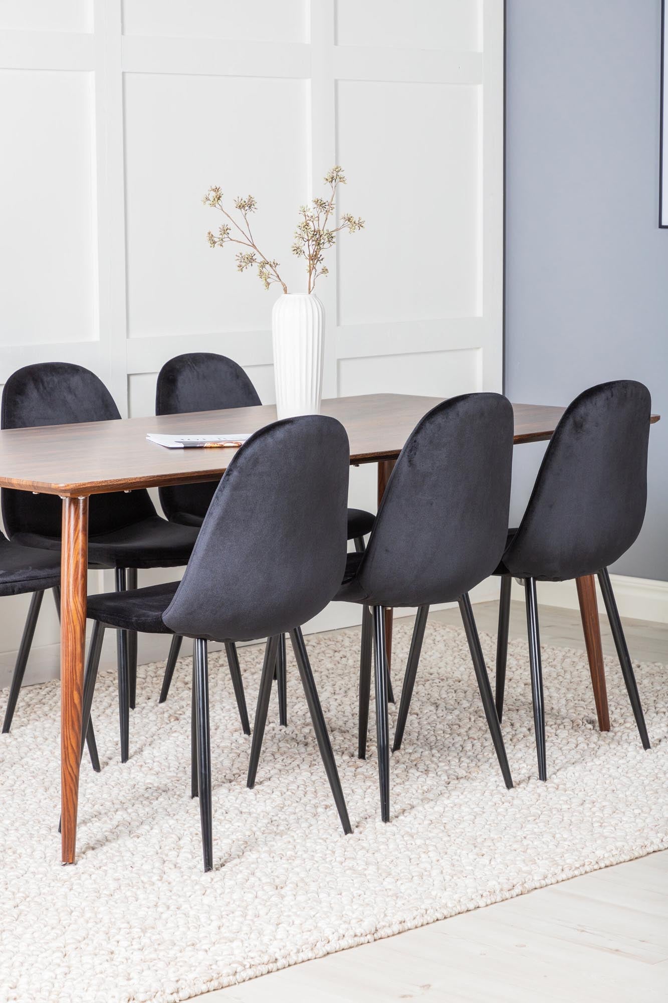 Entdecken Sie das Polar Esszimmerset von Venture Home: Ein eleganter 180 cm Esstisch und luxuriöse Samtstühle für unvergessliche Essmomente.