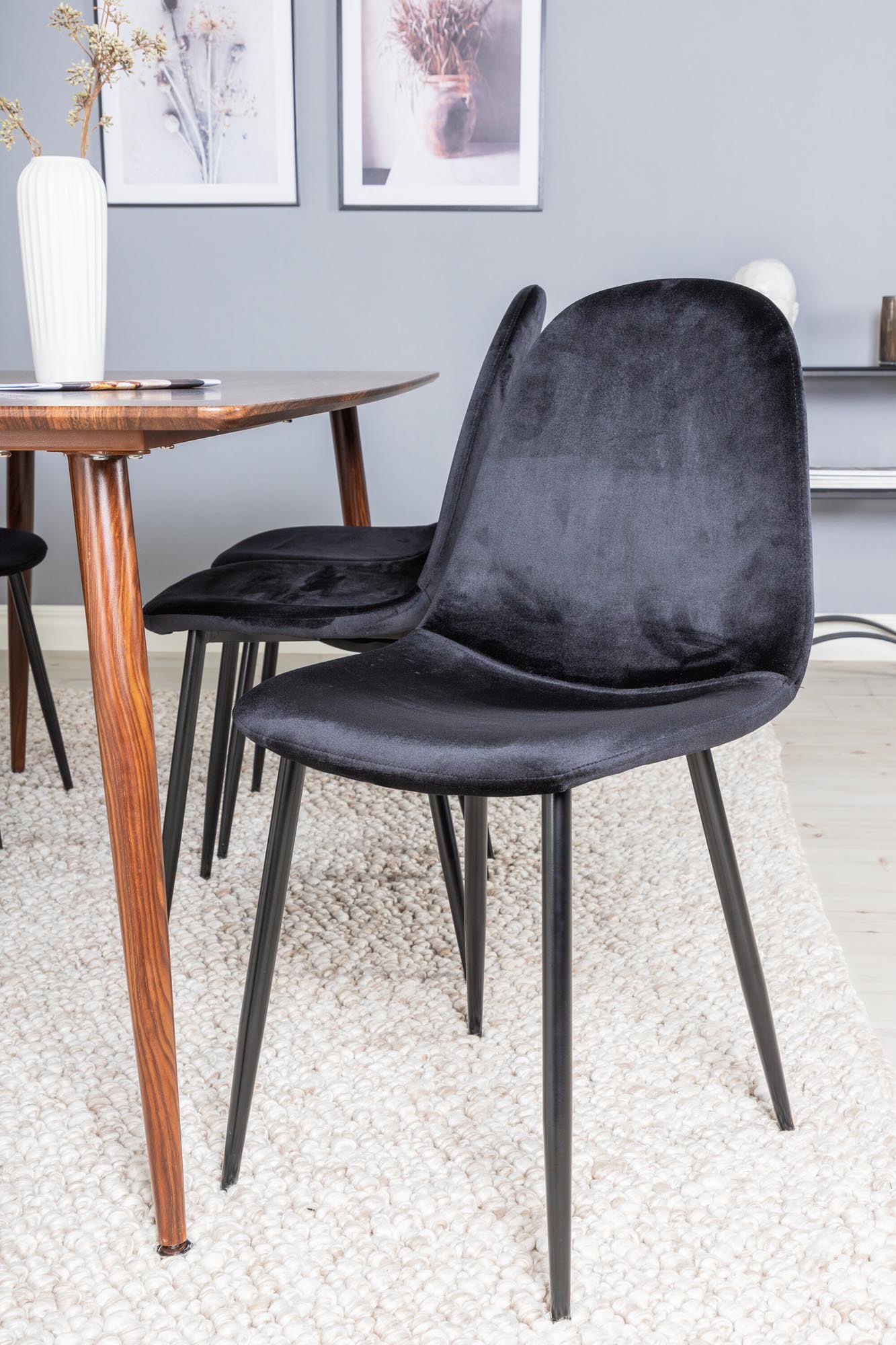 Erleben Sie stilvolles Essen mit dem Polar Esszimmerset von Venture Home: Ein 180 cm langer Tisch und bequeme Samtstühle für gesellige Runden.