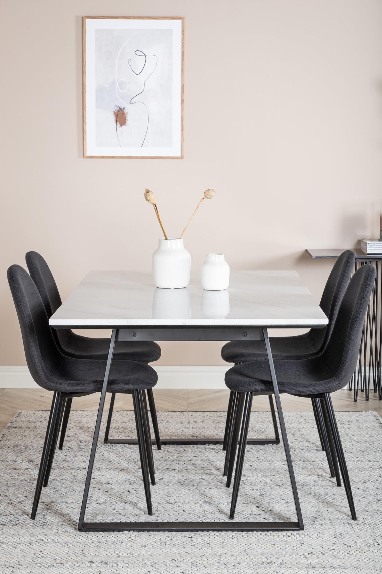 Elegantes Esszimmerset Estelle + Polar: Moderner Tisch und bequeme Stühle für gesellige Abende und einladende Atmosphäre.