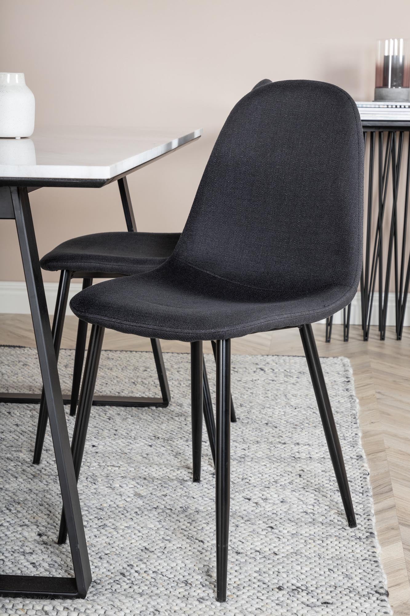 Estelle Esszimmerset: Zeitloses Design für Ihr modernes Esszimmer.