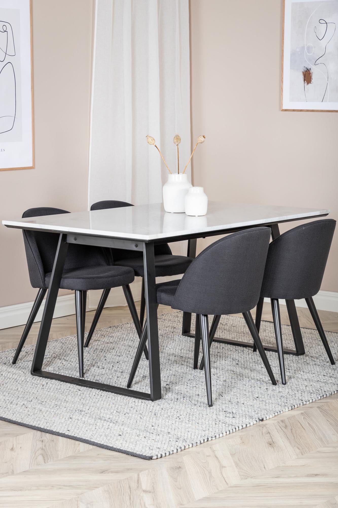 Estelle Esszimmerset: Luxuriöse Samtstühle für stilvolle Essbereiche.