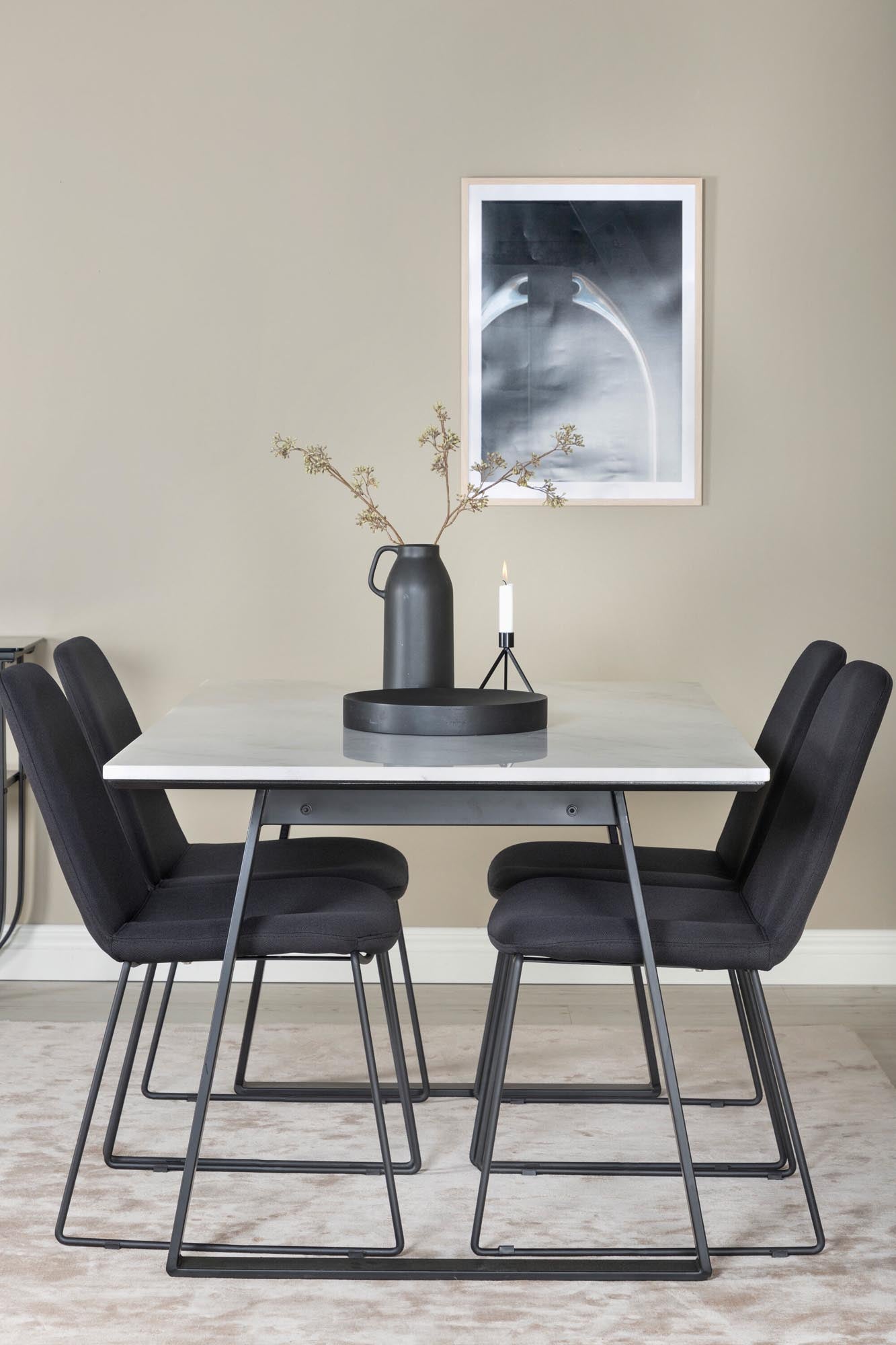 Stilvolles Esszimmerset mit luxuriösem Marmor-Tisch und bequemen Stühlen. Perfekt für gesellige Abende und elegante Anlässe.