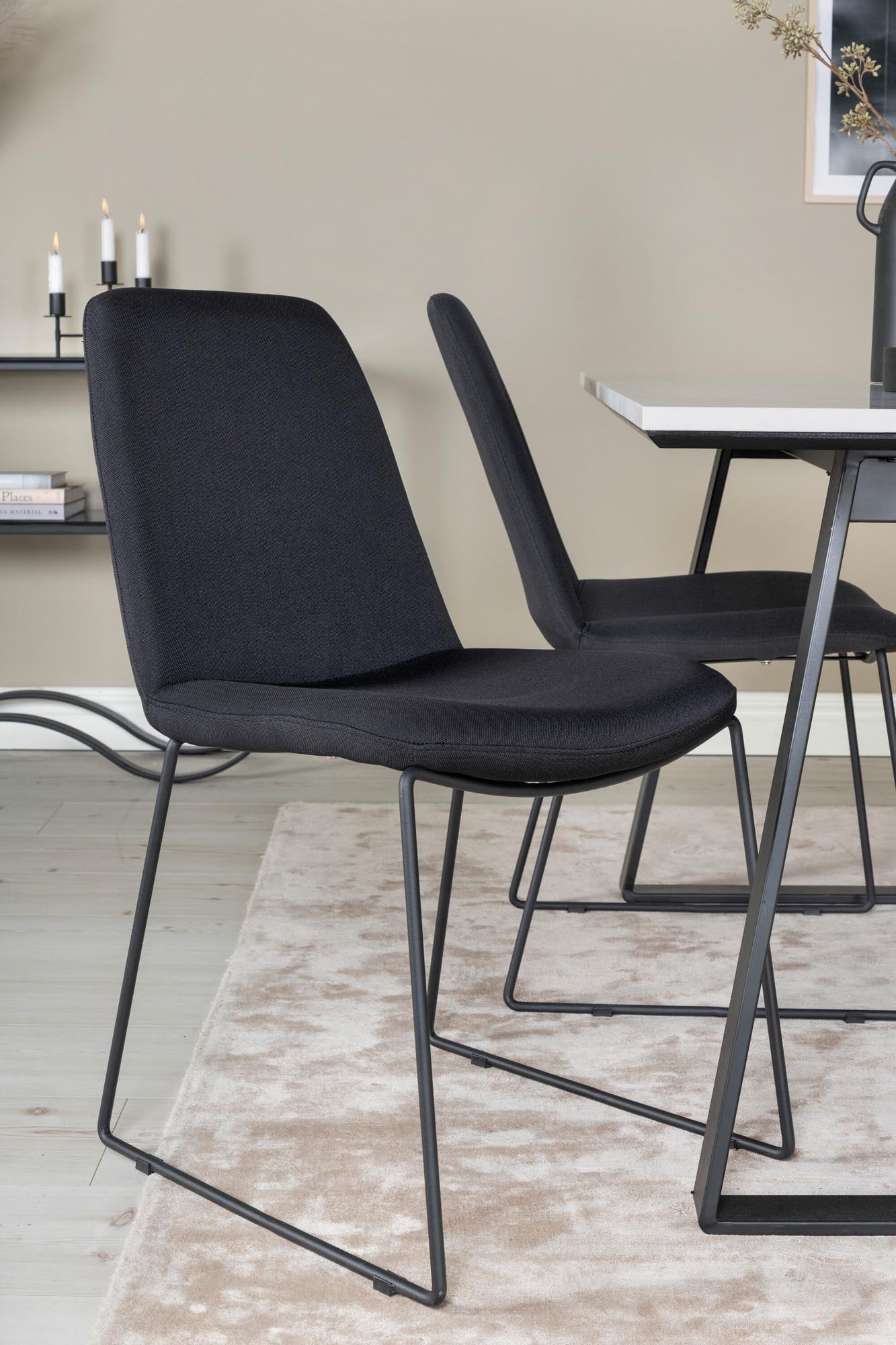 Stilvolles Esszimmerset mit 140cm Tisch und 4 Stühlen von Venture Home.