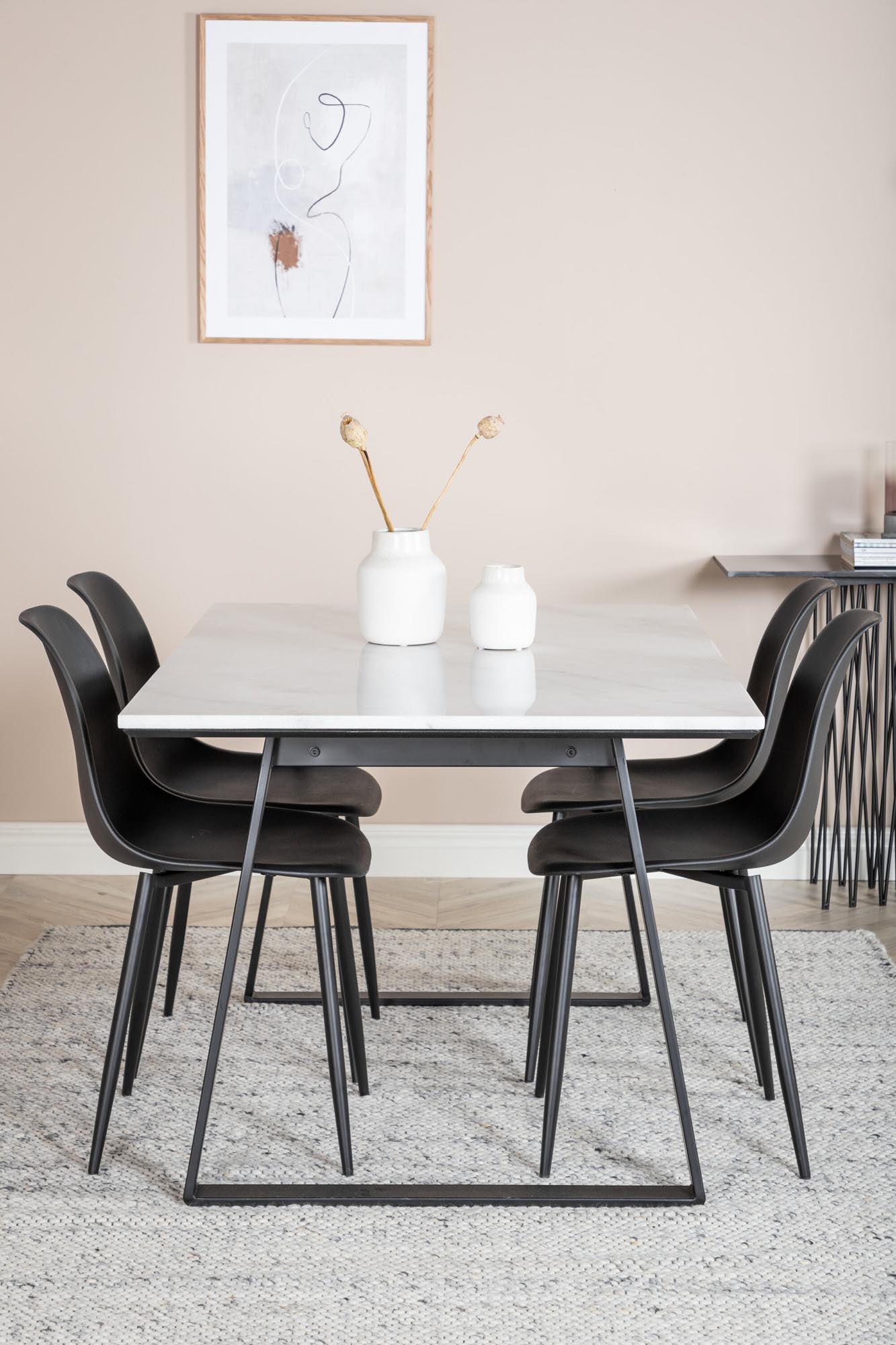 Modernes Esszimmerset Estelle + Polar: 140 cm Tisch und bequeme Samtstühle für einladende Abende mit Familie und Freunden.