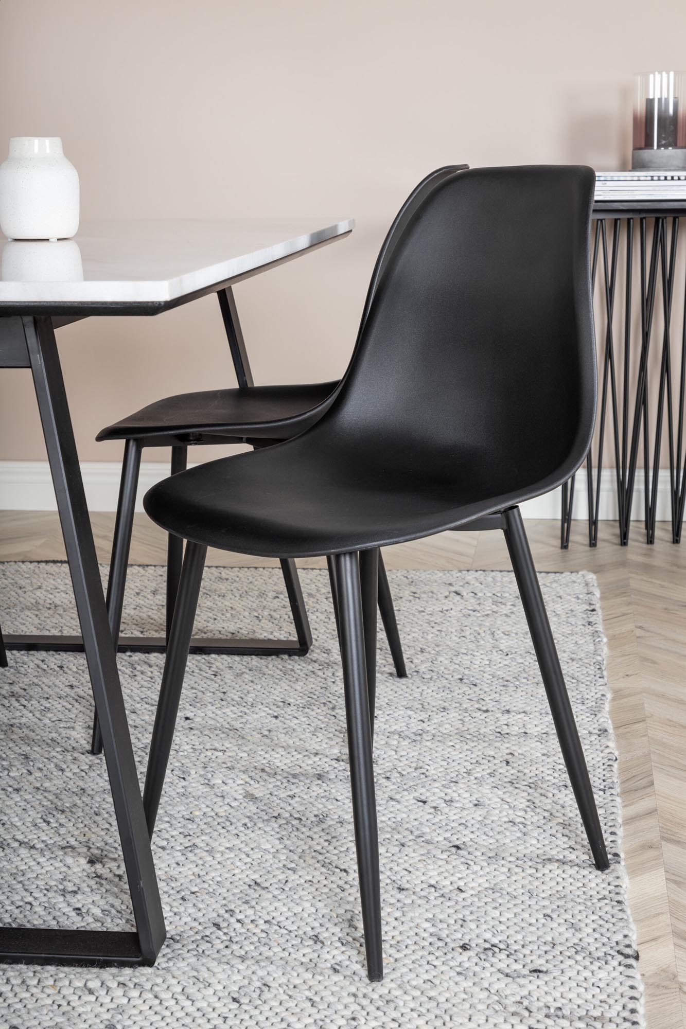 Entdecken Sie das Estelle Esszimmerset + Polar: Eleganz und Komfort für Ihr Esszimmer mit stilvollen Samtstühlen und einem großzügigen Tisch.