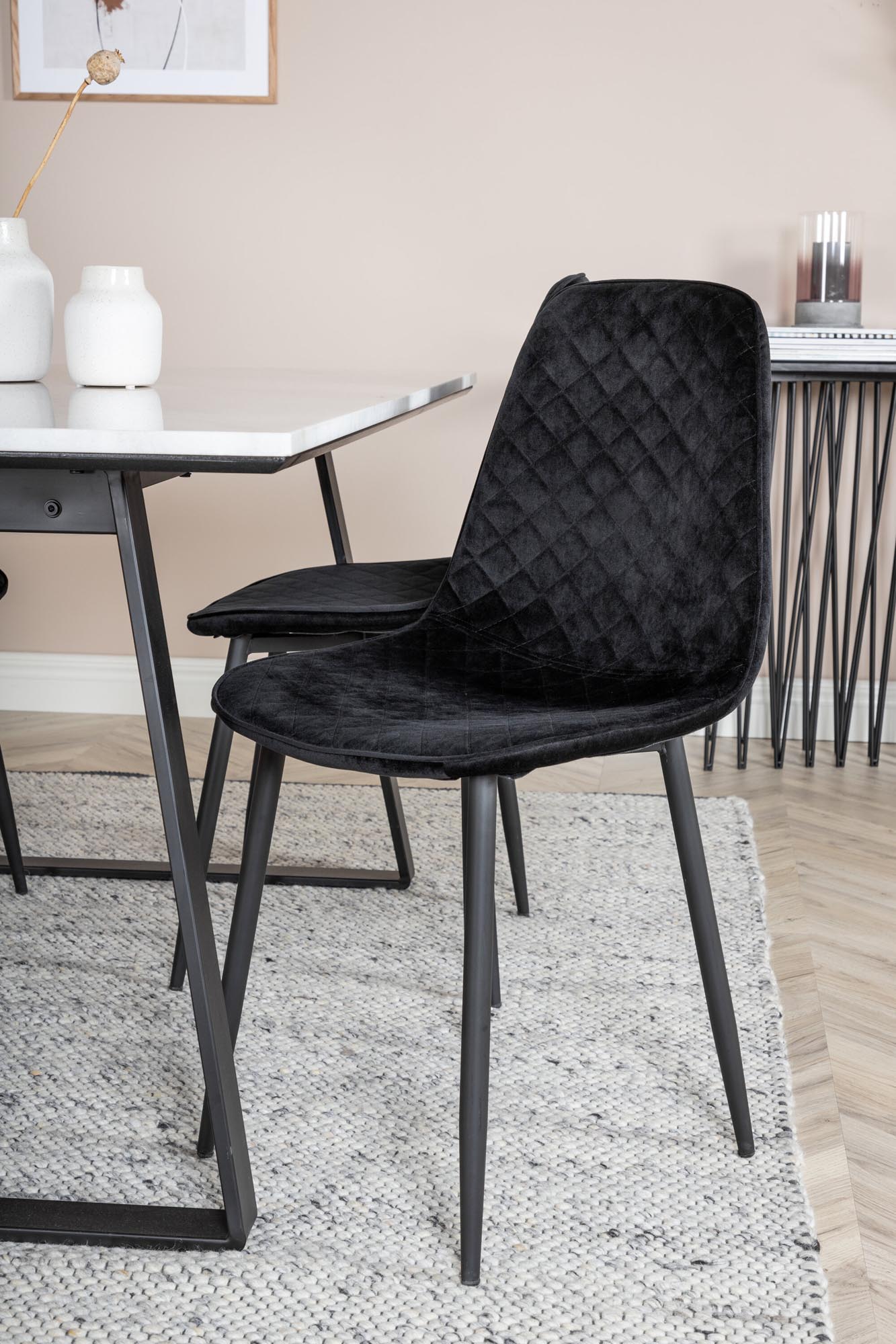 Stilvolles Esszimmerset Estelle + Polar: 140 cm Tisch und 4 bequeme Samtstühle für einladende Dinner und modernes Ambiente.