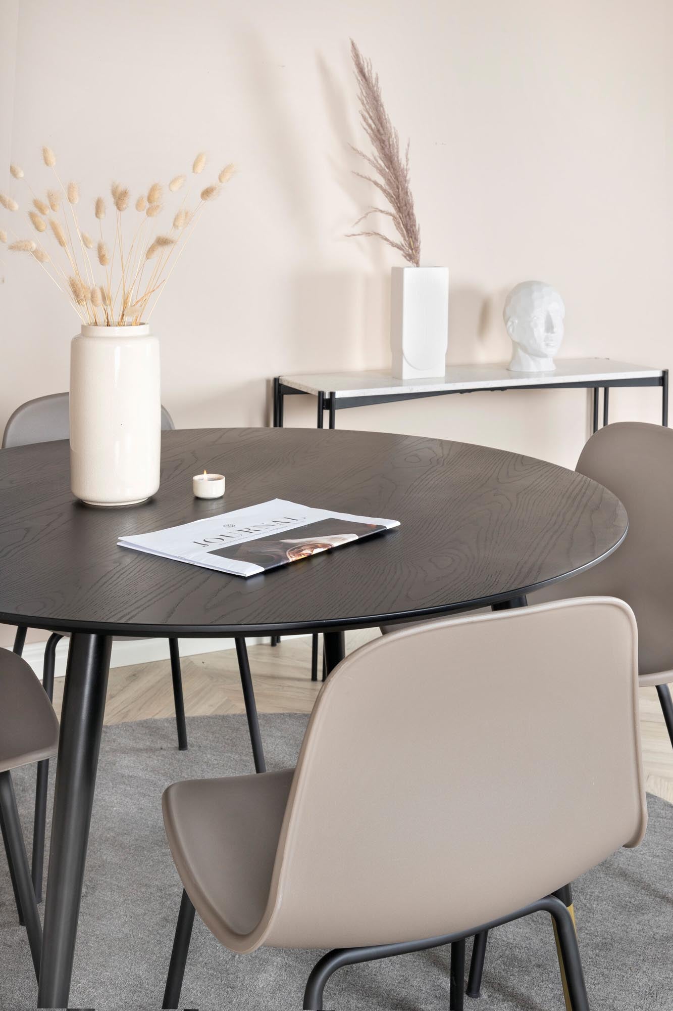 Entdecken Sie das Dipp Esszimmerset von Venture Home: runder Tisch (⌀115cm) und 4 elegante Arctic-Stühle, ideal für gesellige Abende.