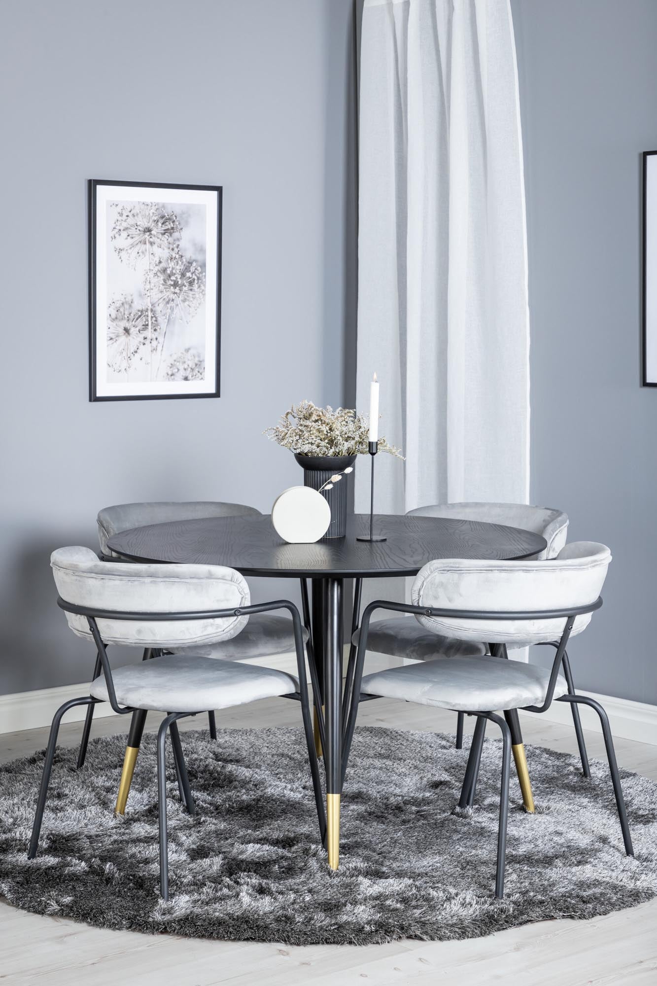 Erleben Sie das Dipp Esszimmerset + Arrow von Venture Home: eleganter runder Tisch und luxuriöse Samt-Stühle für stilvolle Essmomente.