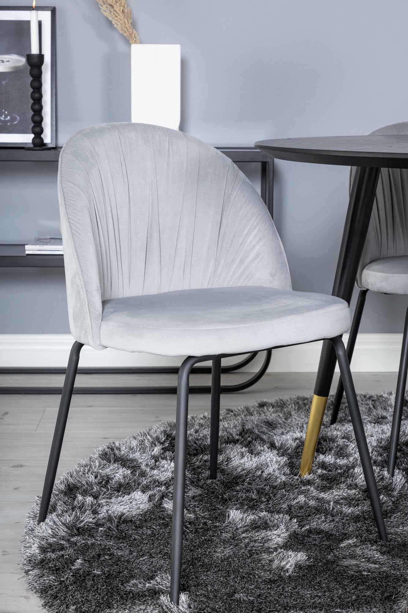 Stilvolles Dipp Esszimmerset mit runden Tisch (115cm) und Samtstühlen. Perfekt für gesellige Runden und moderne Wohnräume.