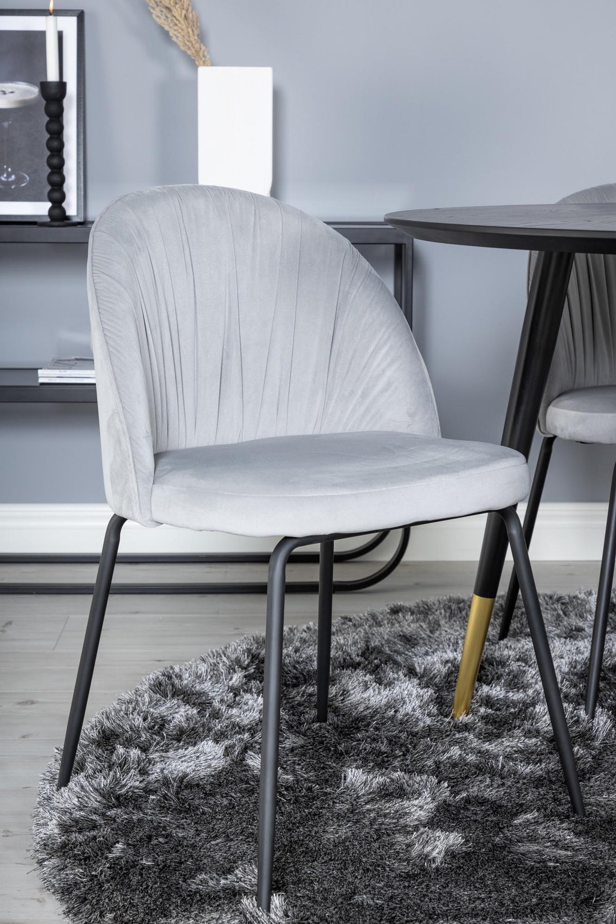 Dipp Esszimmerset + Wrinkles ⌀115cm/4St. in Schwarzgrau präsentiert im Onlineshop von KAQTU Design AG. Esszimmerset ist von Venture Home