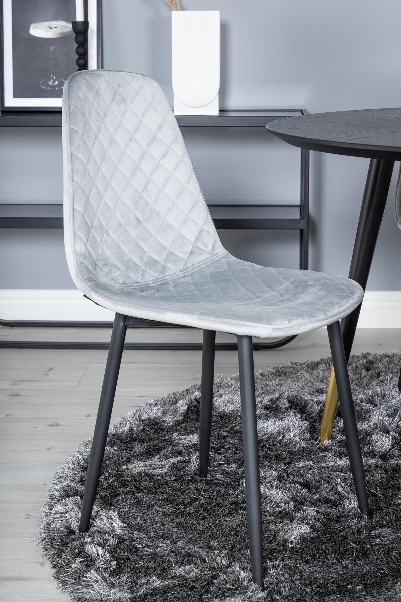 Entdecken Sie das Dipp Esszimmerset + Polar von Venture Home: Eleganter runder Tisch und bequeme Stühle für unvergessliche Essmomente, drinnen und draußen.