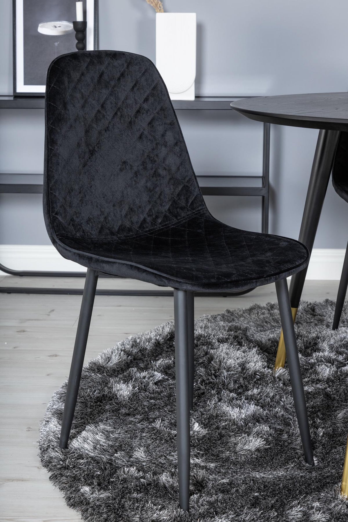 Dipp Esszimmerset + Polar ⌀115cm/4St. in Schwarz / Gold präsentiert im Onlineshop von KAQTU Design AG. Esszimmerset ist von Venture Home