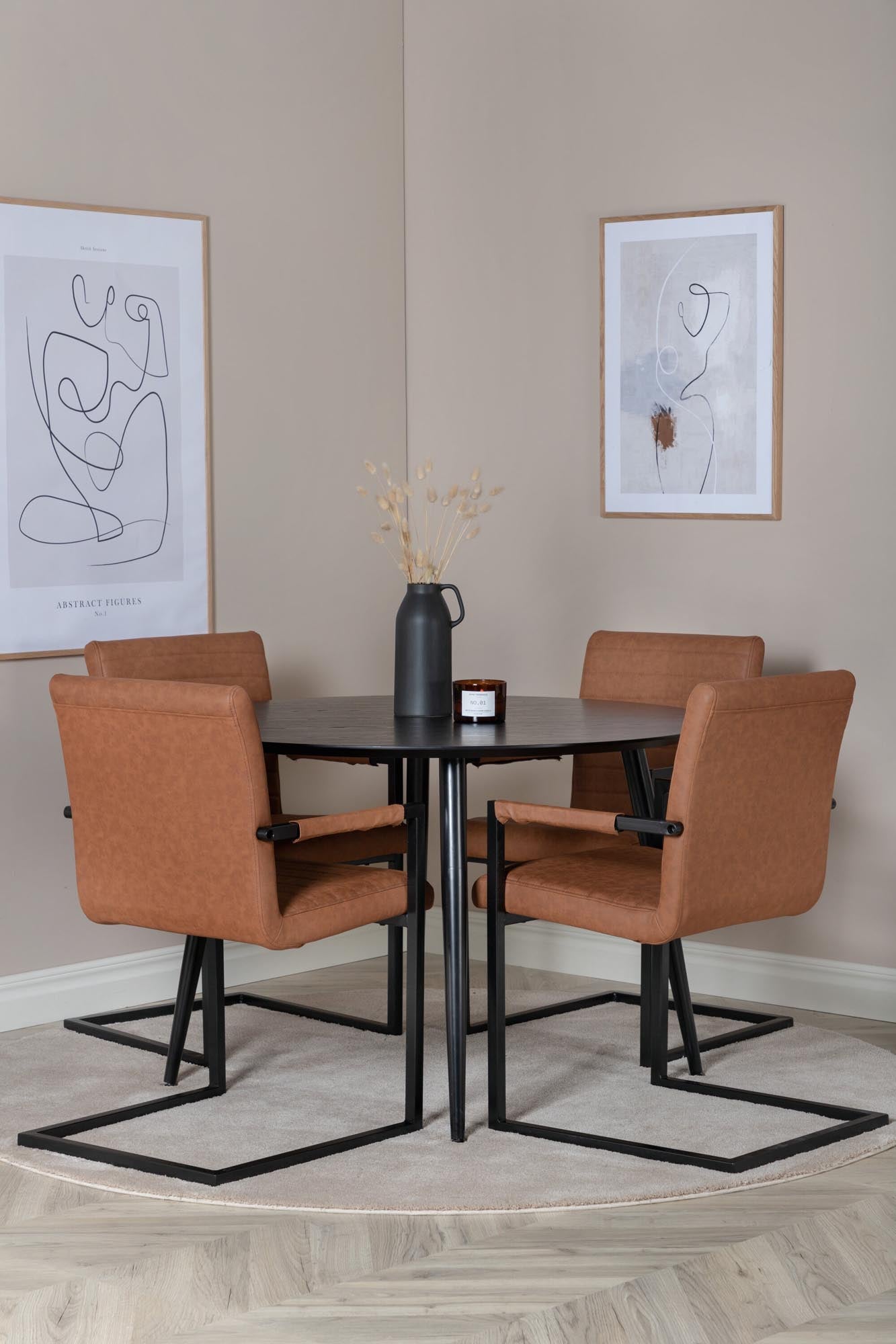 Erleben Sie das Dipp Esszimmerset + Art von Venture Home: Einladender runder Tisch und bequeme Stühle für gesellige Momente in Ihrem Esszimmer.