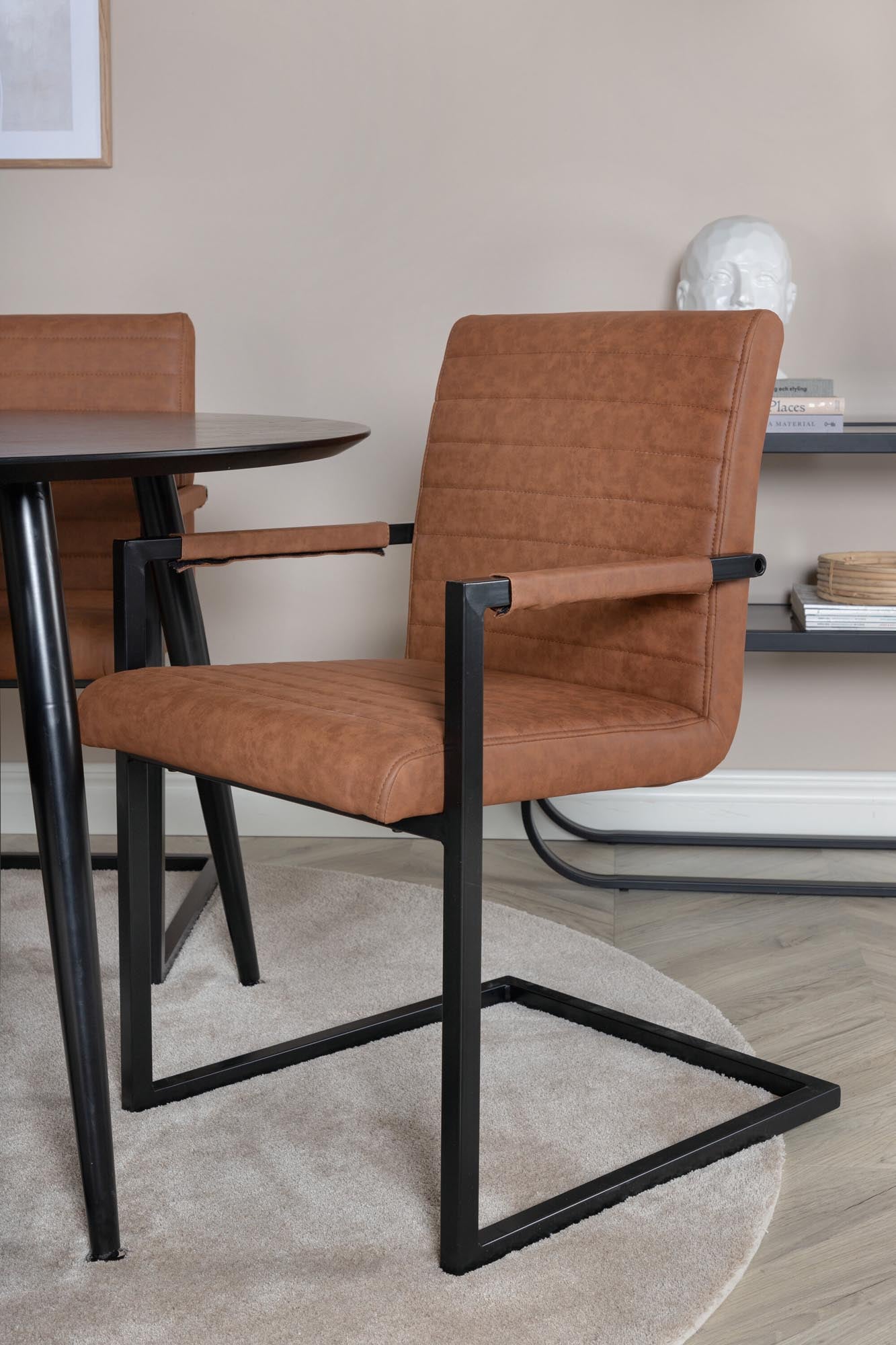 Stilvolles Dipp Esszimmerset mit rundem Tisch und 4 Stühlen.