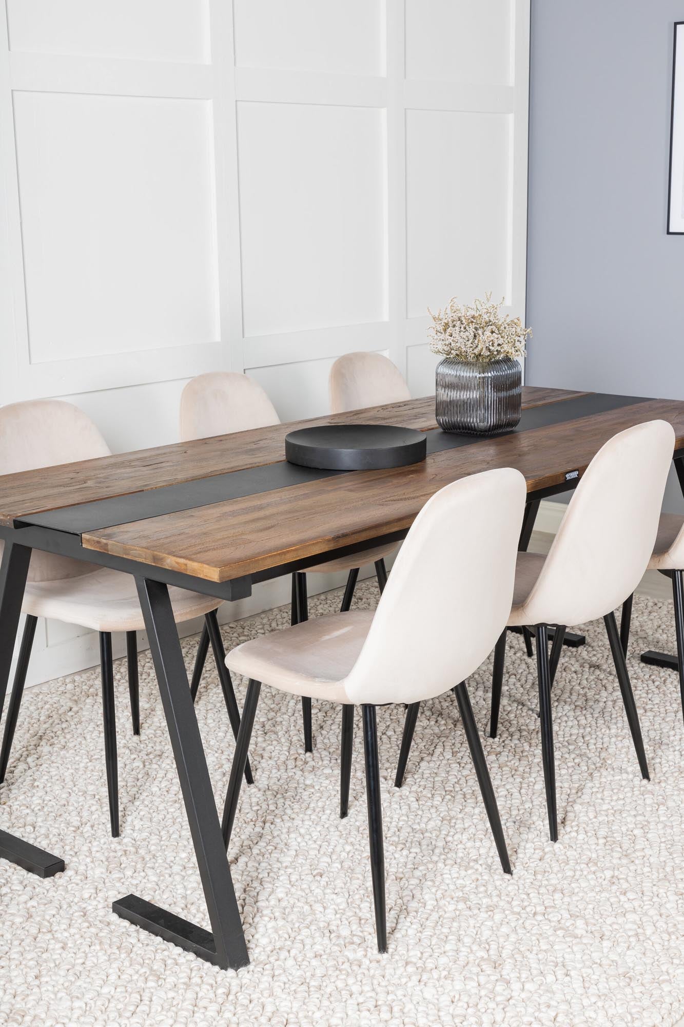 Modernes Jakarta Esszimmerset: Funktionalität trifft auf Ästhetik.