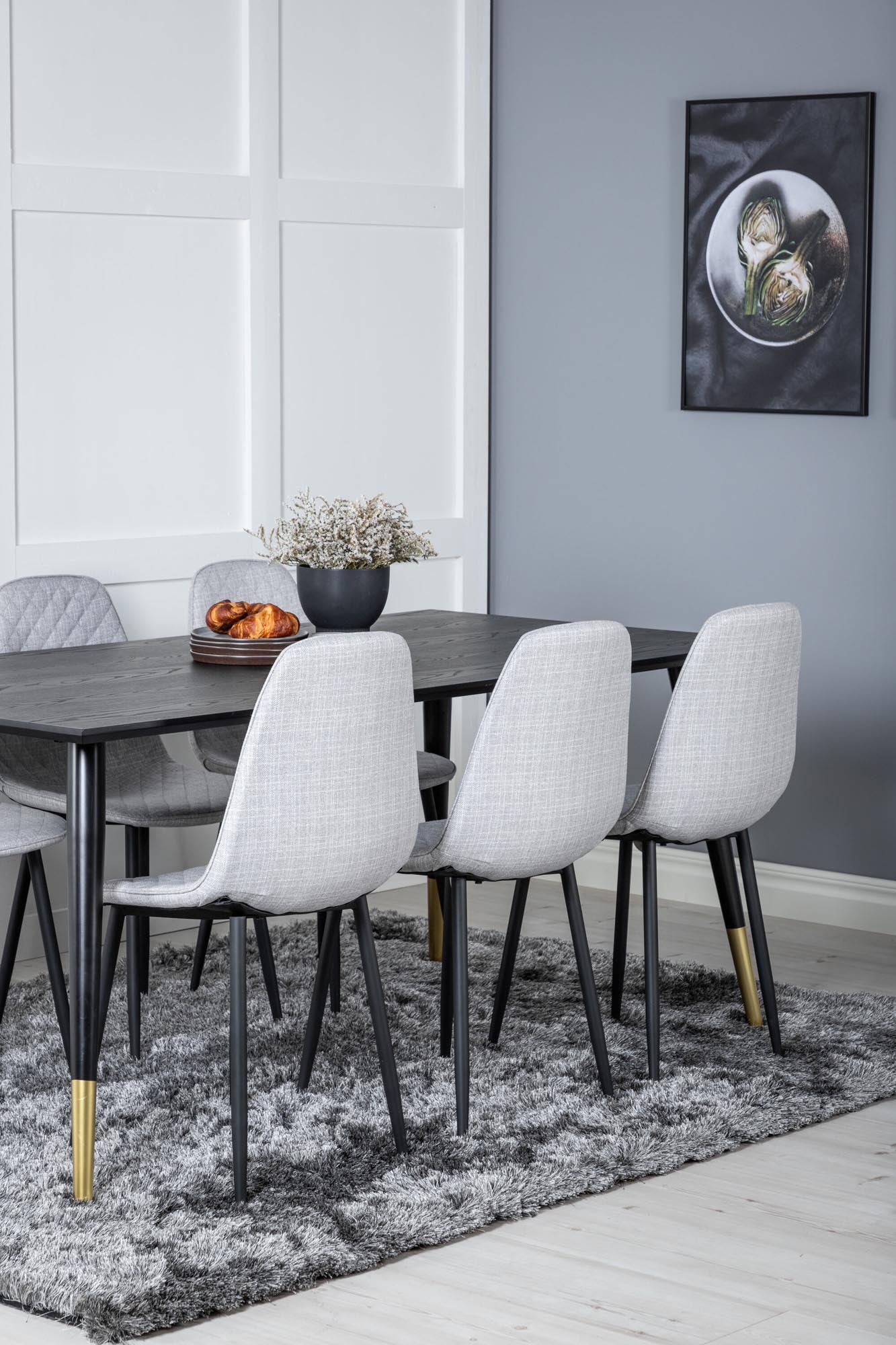 Genießen Sie stilvolle Essenszeiten mit dem Dipp Esszimmerset von Venture Home: 180 cm Tisch und 6 bequeme Samtstühle für modernes Ambiente.