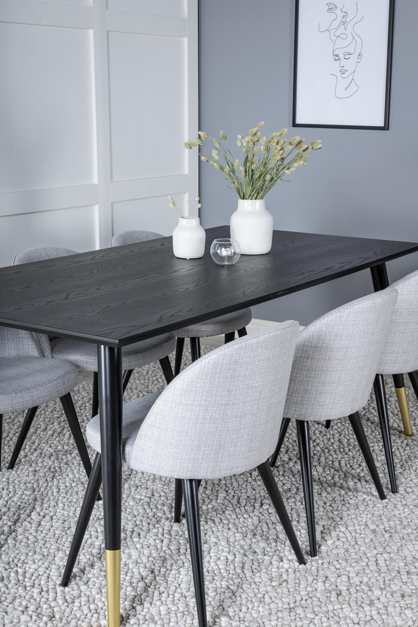 Entdecken Sie das Dipp Esszimmerset von Venture Home: Ein 180 cm langer Tisch und elegante Samtstühle vereinen Stil und Komfort für Ihr Zuhause.